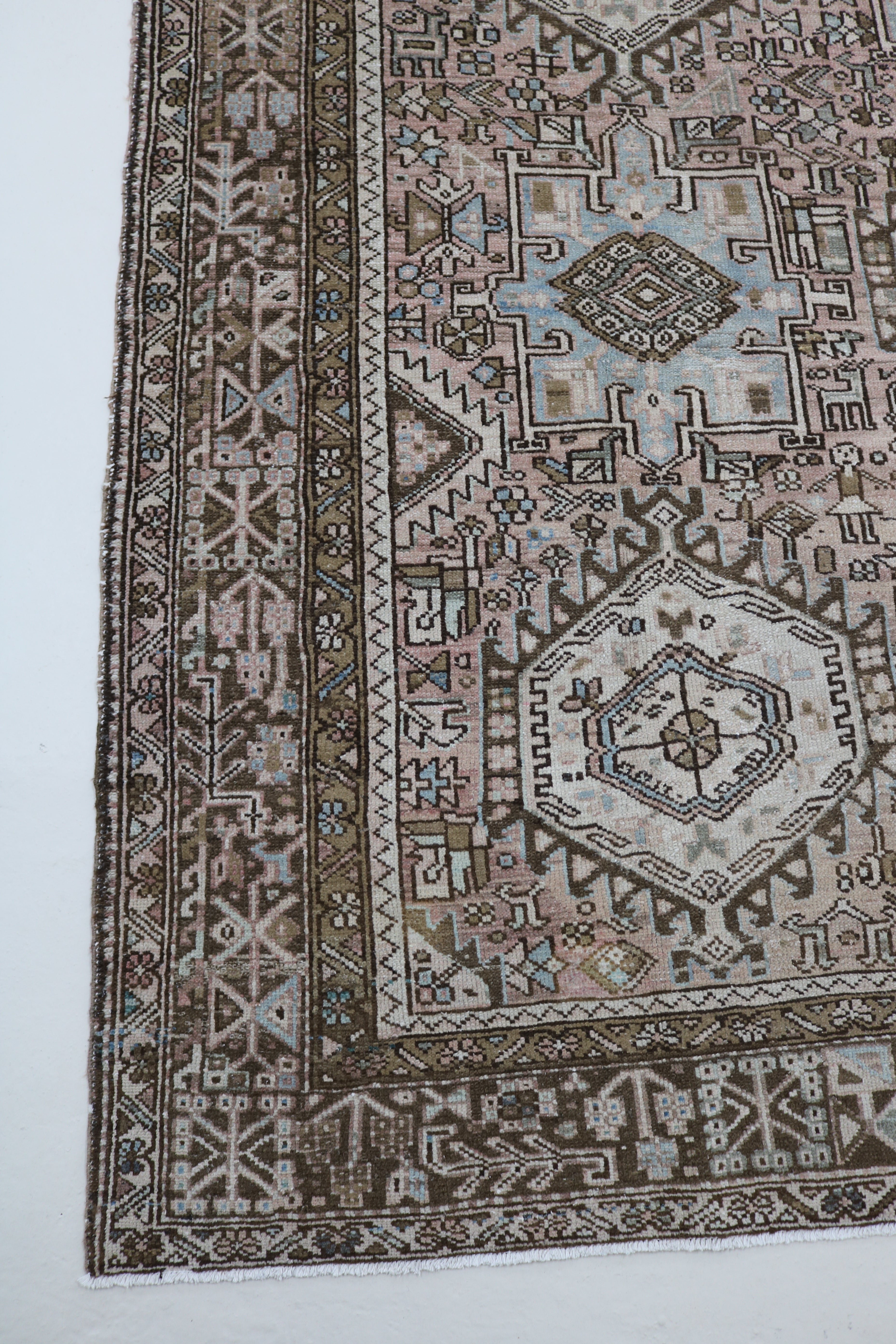Antique Persian Heriz–Karaja carpet with central geometric medallion, 405 × 295 cm