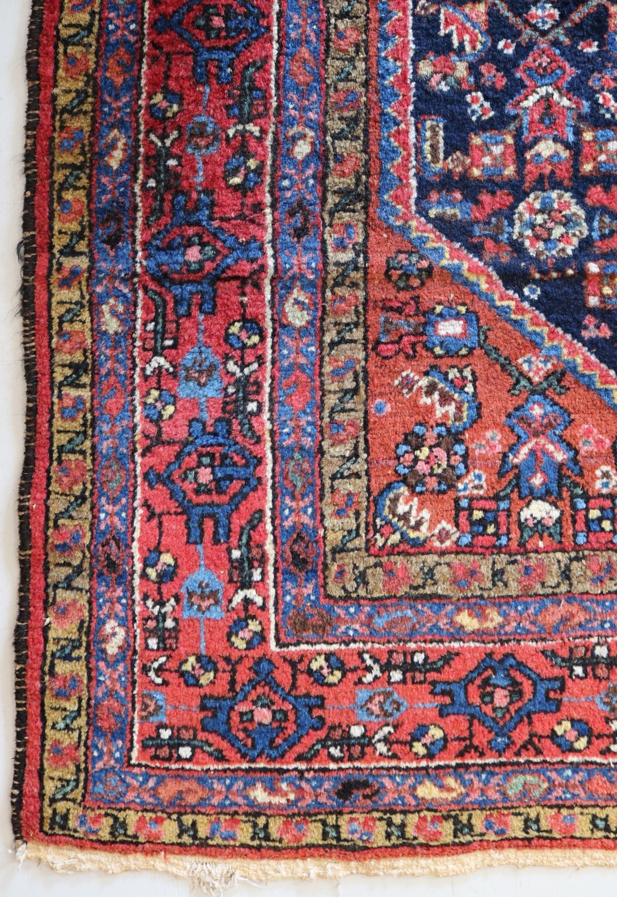 Fine antique Persian Hamadan rug with rich red field, central medallion and intricate borders