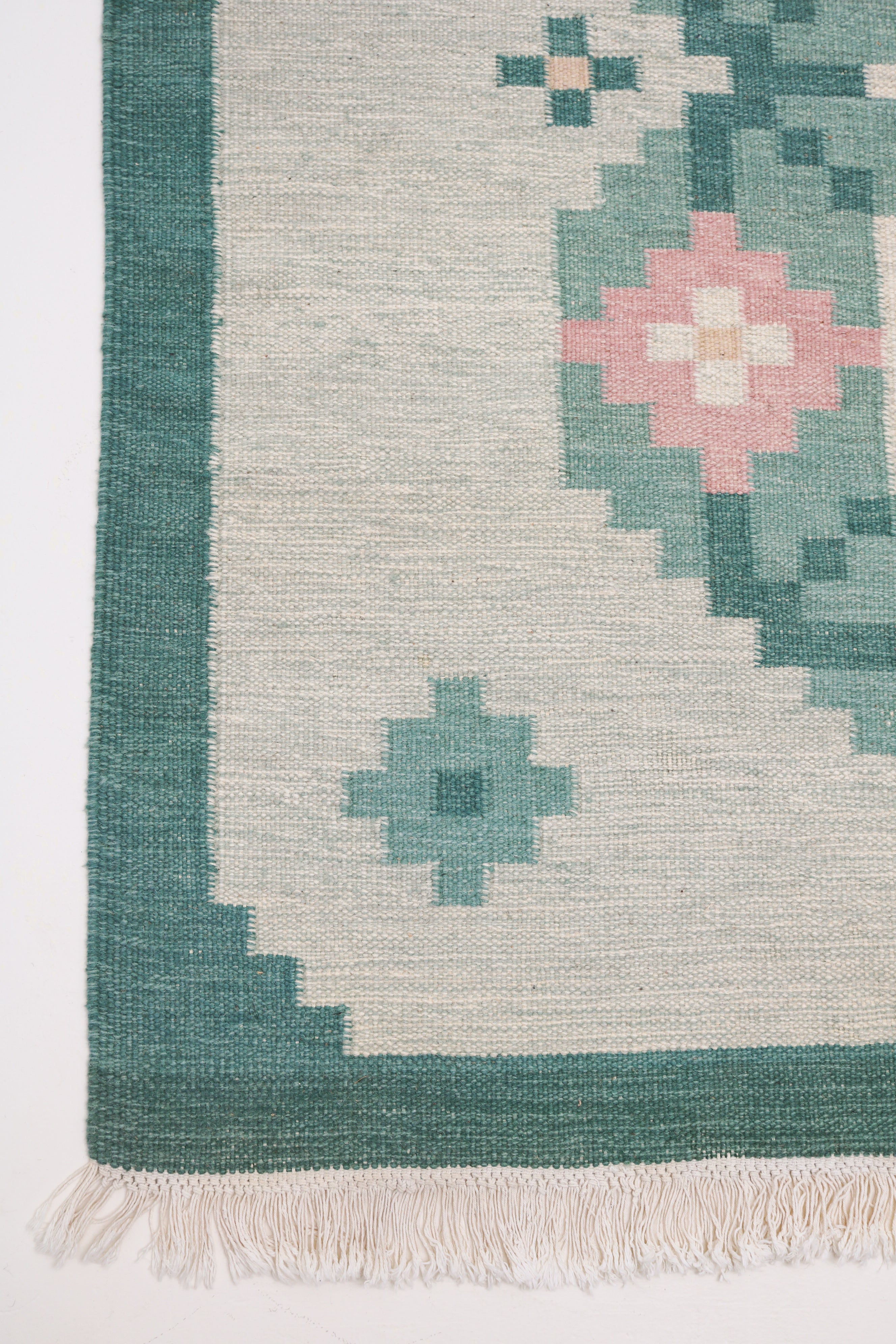 Vintage Swedish kilim rug 272 × 202 cm in green, pink and ivory with Scandinavian floral design