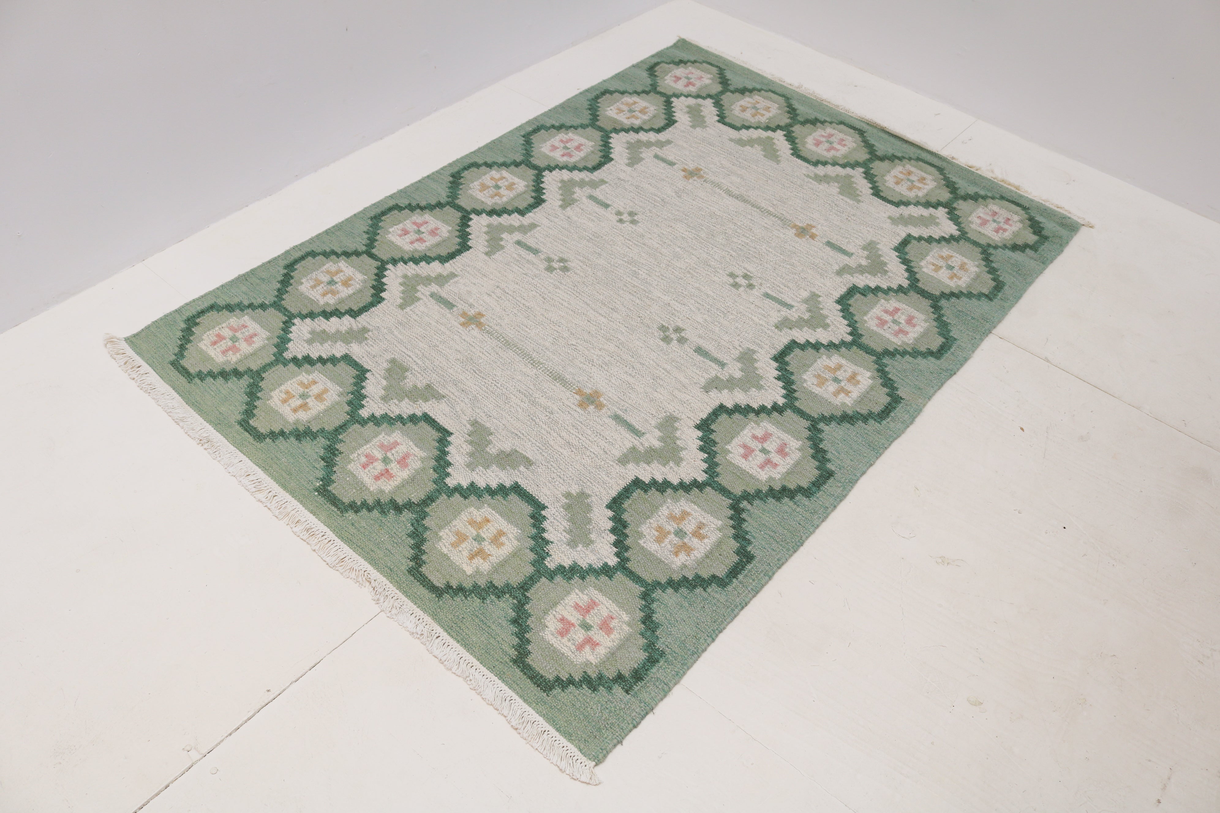 Full length view of handwoven vintage Swedish Kilim rug circa 1950s–1960s