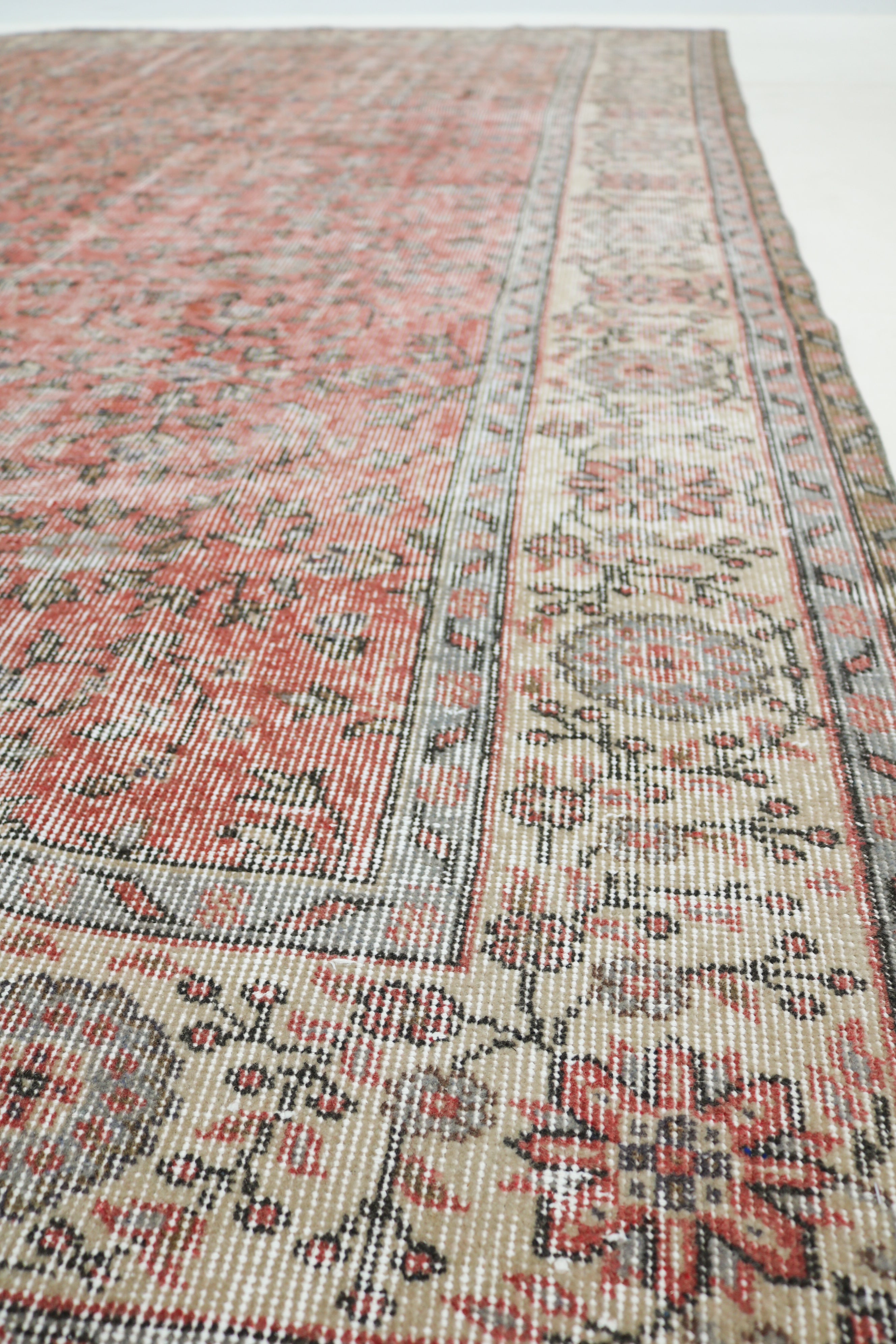 Vintage Turkish rug 300 × 198 cm, hand-knotted in wool with a soft faded floral design