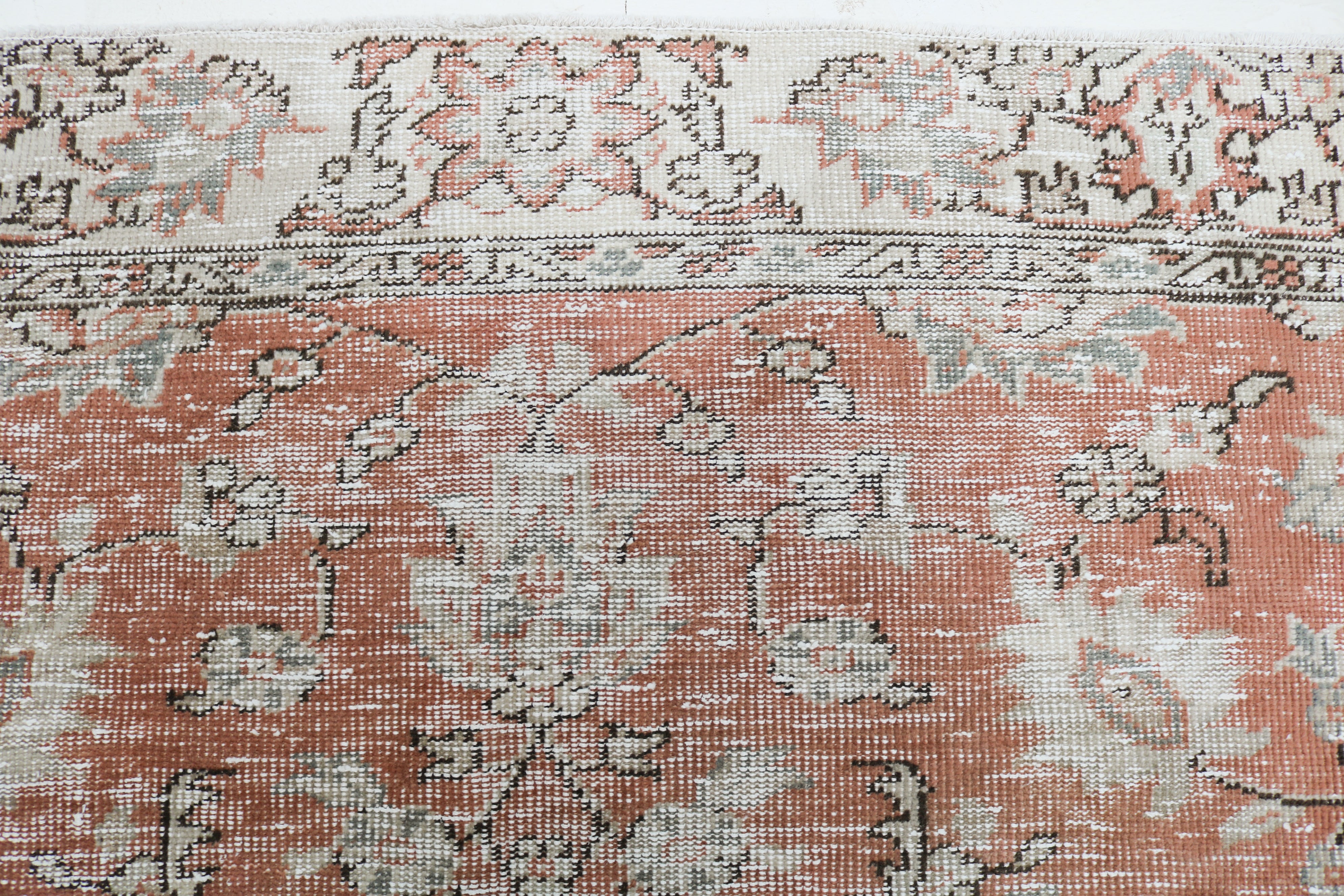 Vintage Turkish rug 278 × 190 cm, hand-knotted in wool with a soft faded floral design