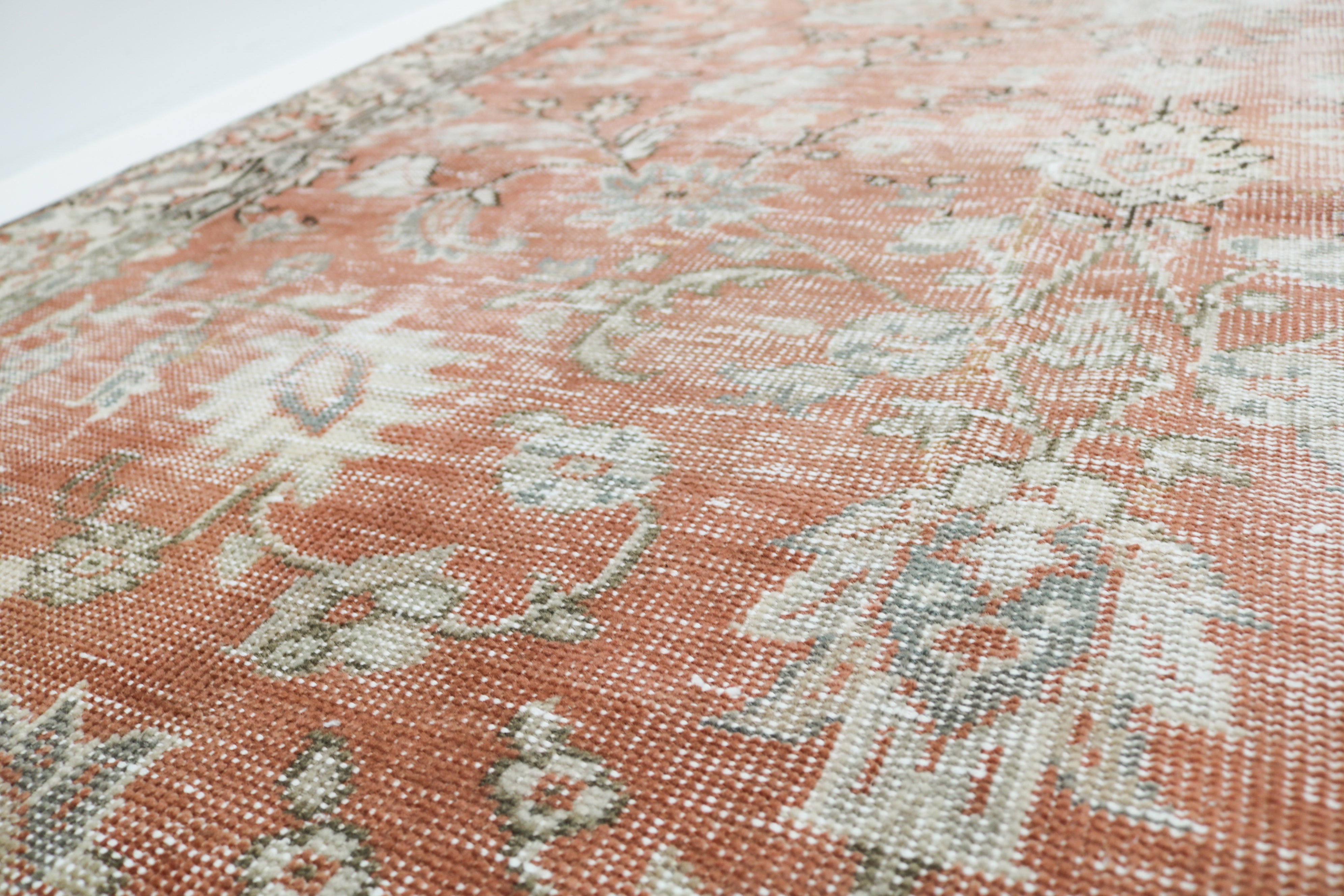 Vintage Turkish rug 278 × 190 cm, hand-knotted in wool with a soft faded floral design
