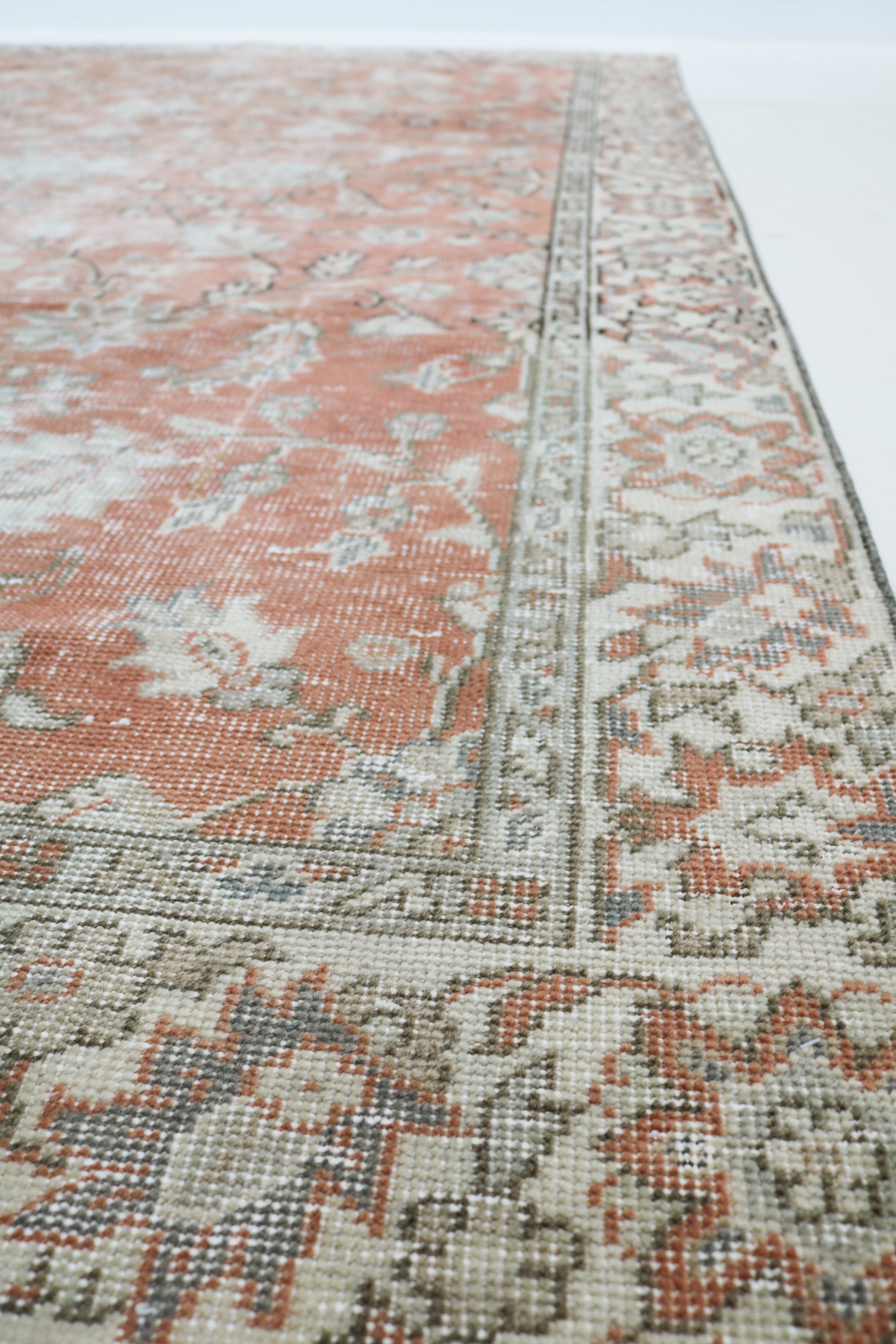 Vintage Turkish rug 278 × 190 cm, hand-knotted in wool with a soft faded floral design