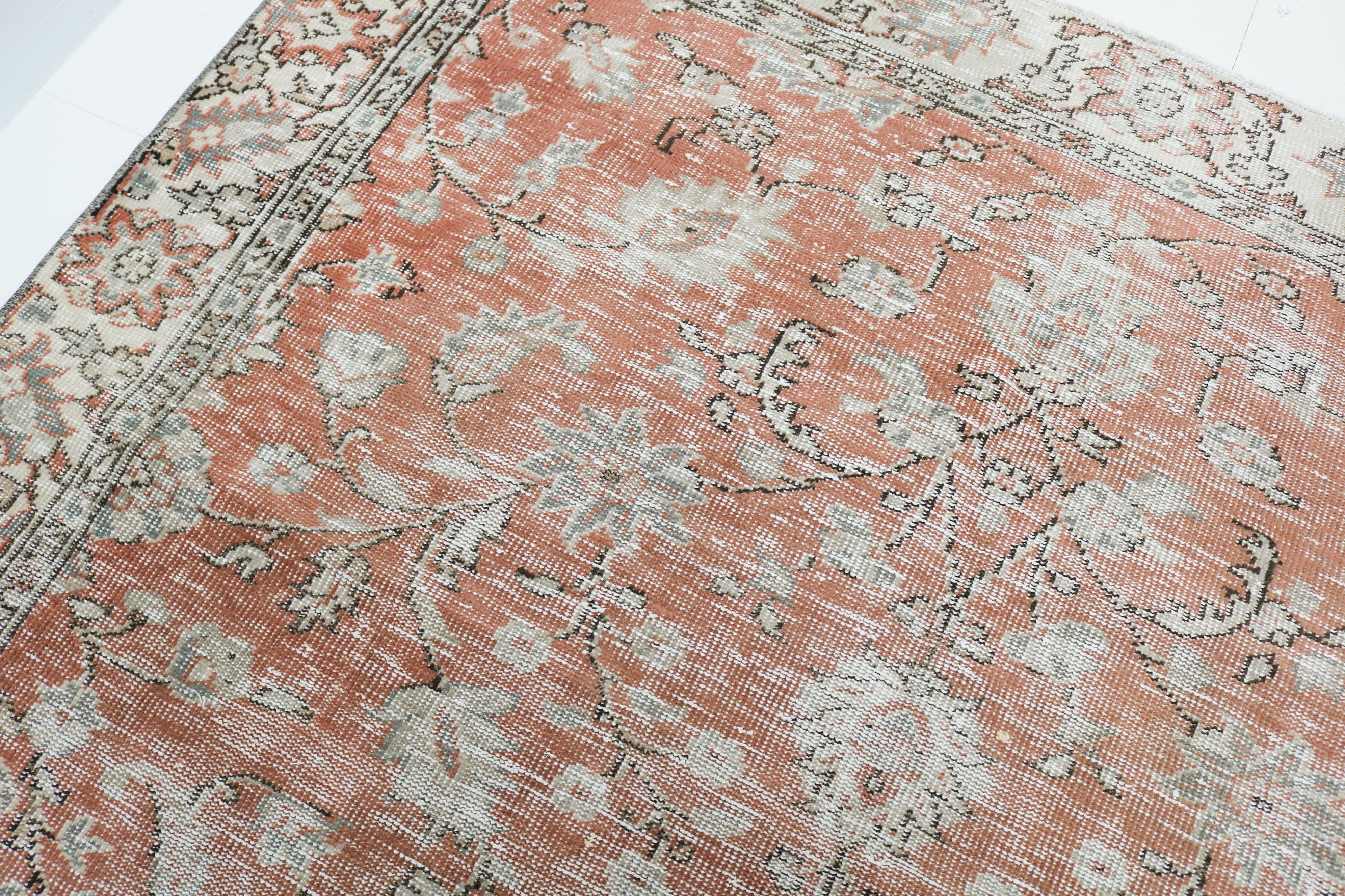 Vintage Turkish rug 278 × 190 cm, hand-knotted in wool with a soft faded floral design