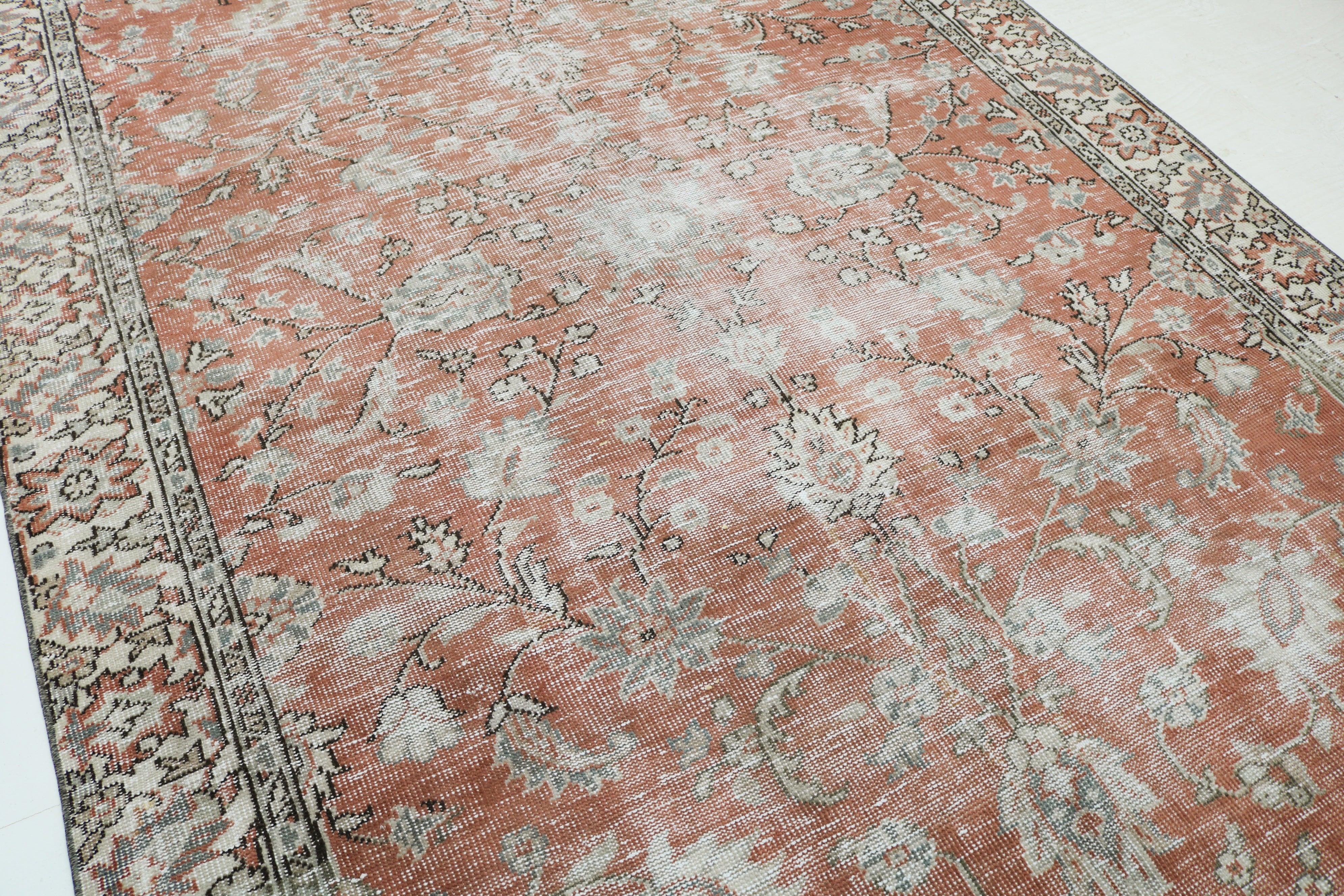 Vintage Turkish rug 278 × 190 cm, hand-knotted in wool with a soft faded floral design