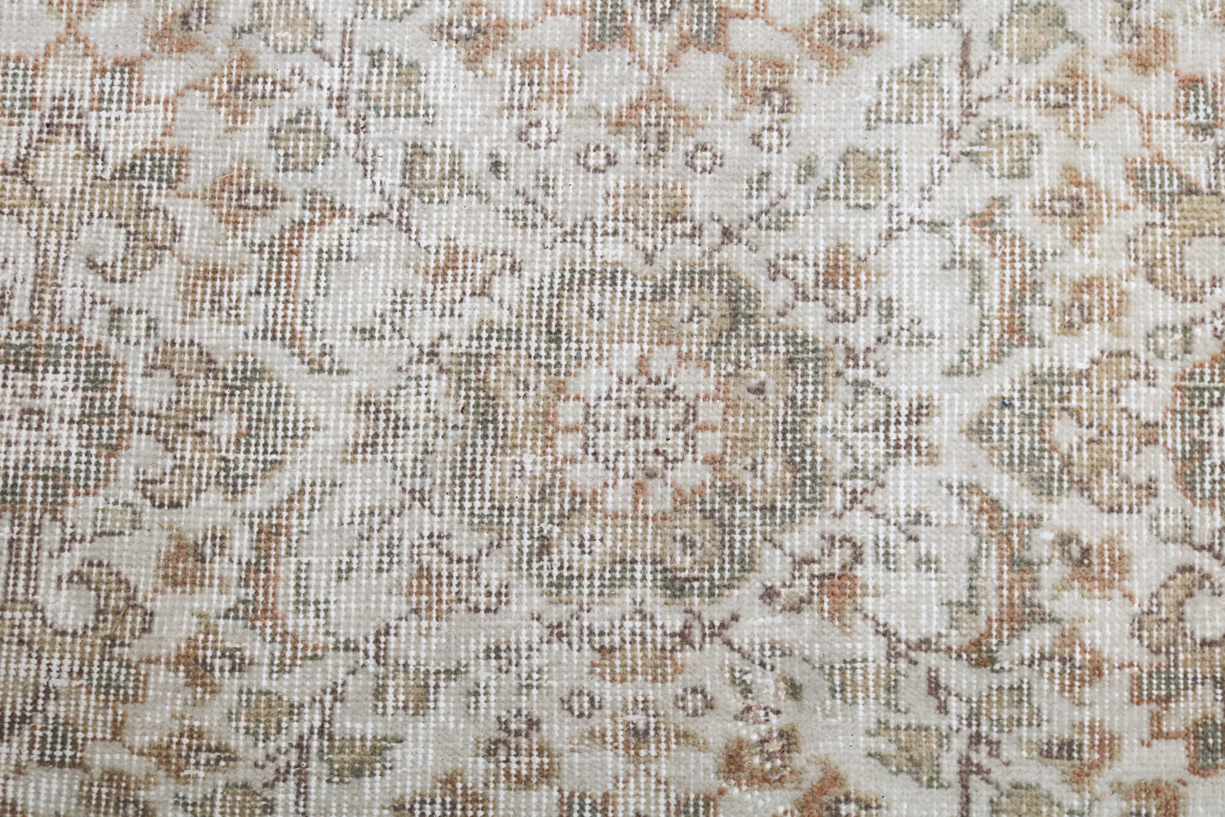Vintage Turkish rug 288 × 165 cm, hand-knotted in wool with soft neutral colours and naturally worn patina