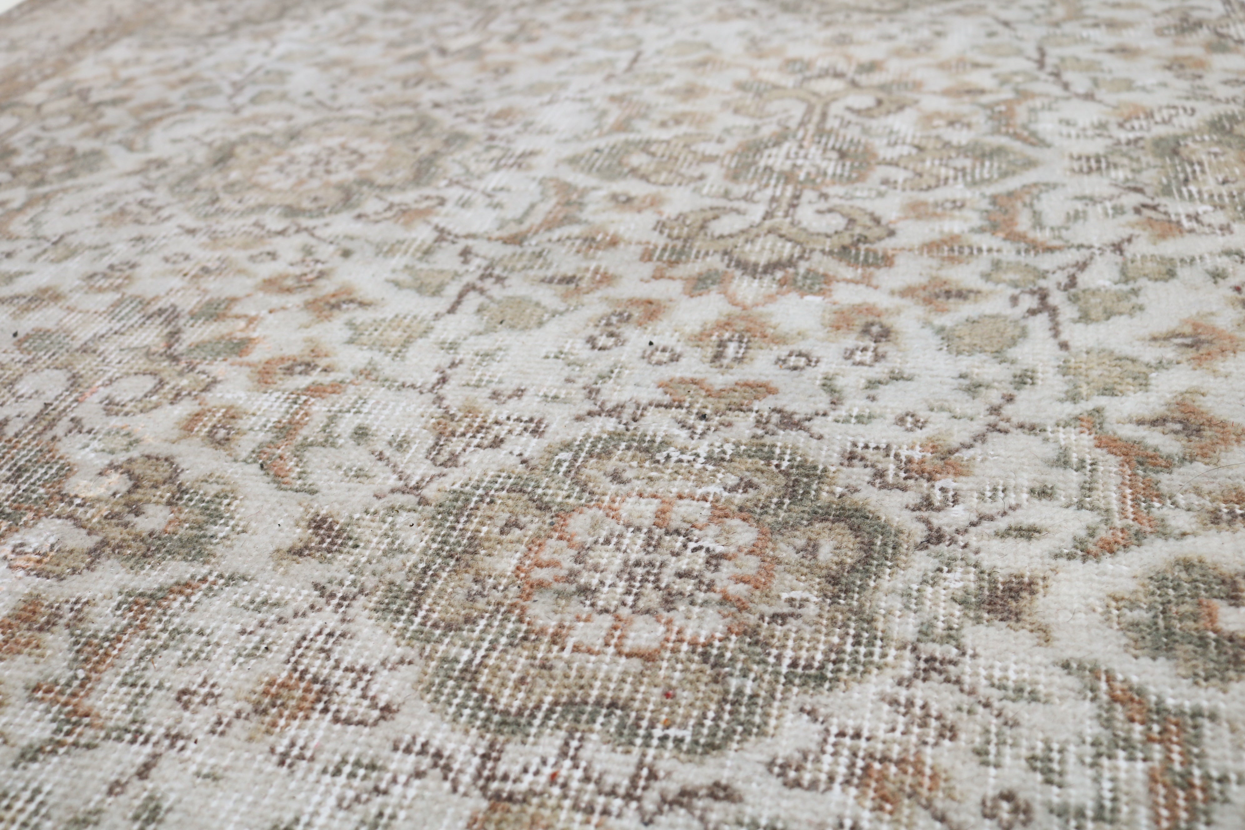 Vintage Turkish rug 288 × 165 cm, hand-knotted in wool with soft neutral colours and naturally worn patina