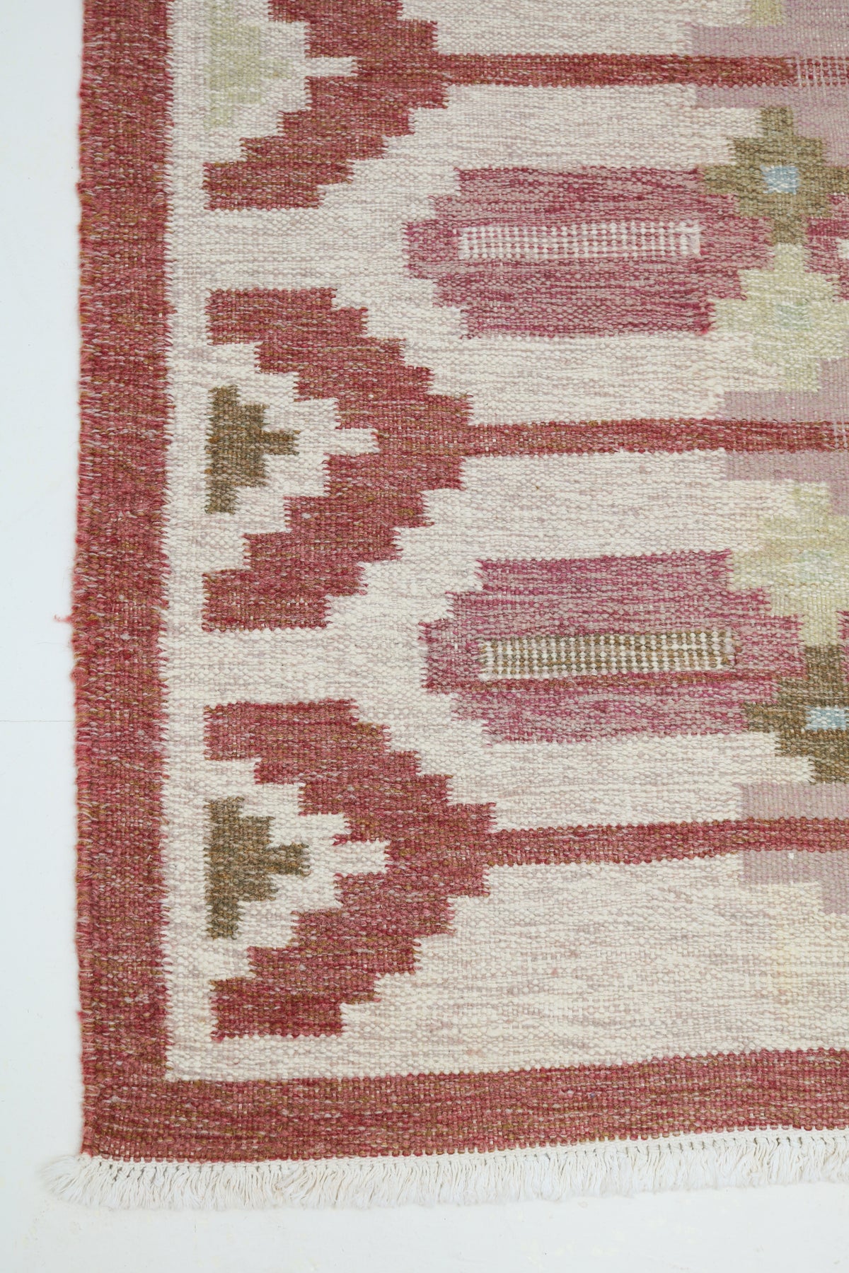 Vintage Swedish Kilim rug with ivory field, dusty rose motifs and strong geometric border
