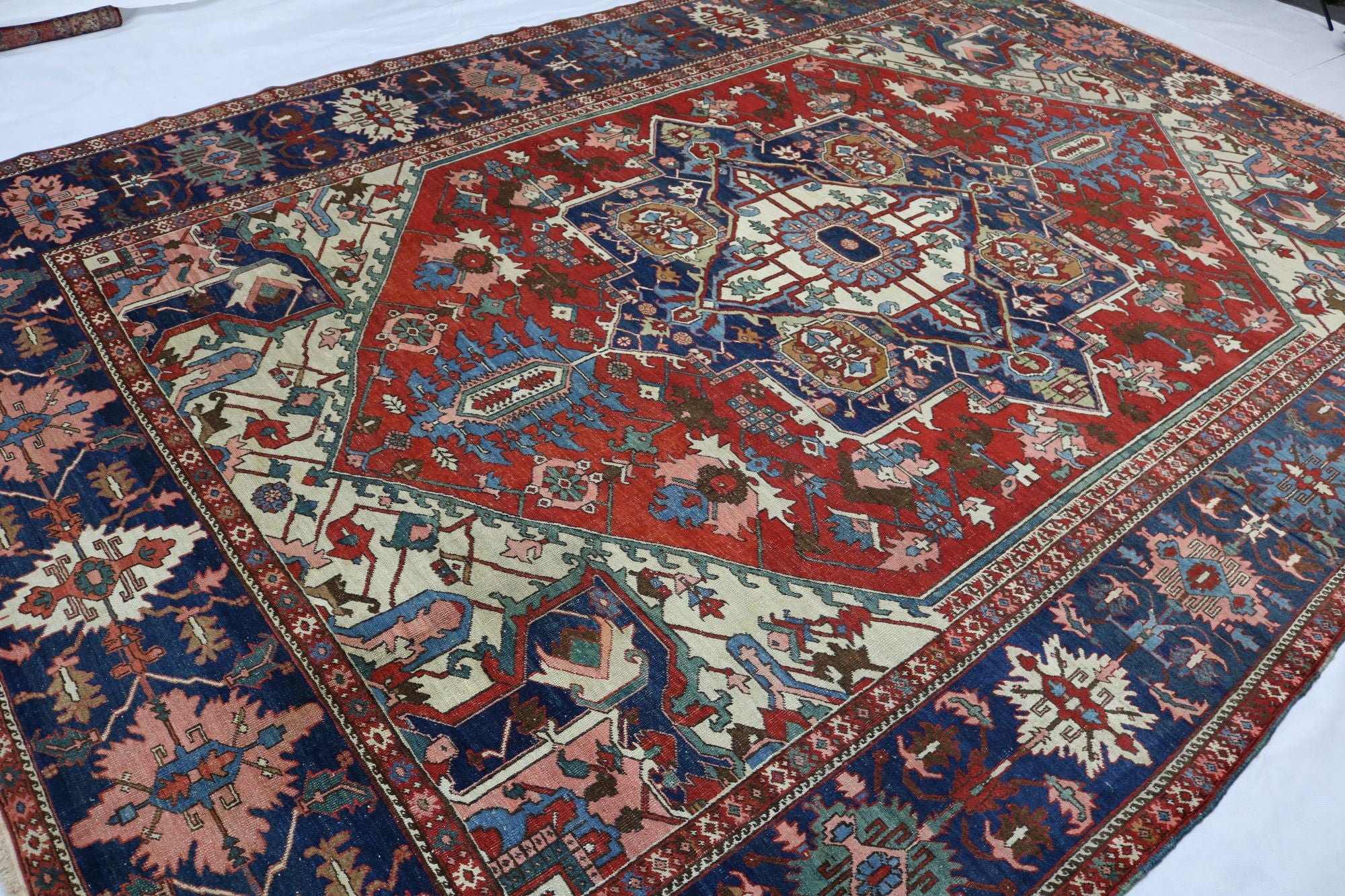 Antique Persian Heriz Serapi Carpet - Hakiemie Rug Gallery