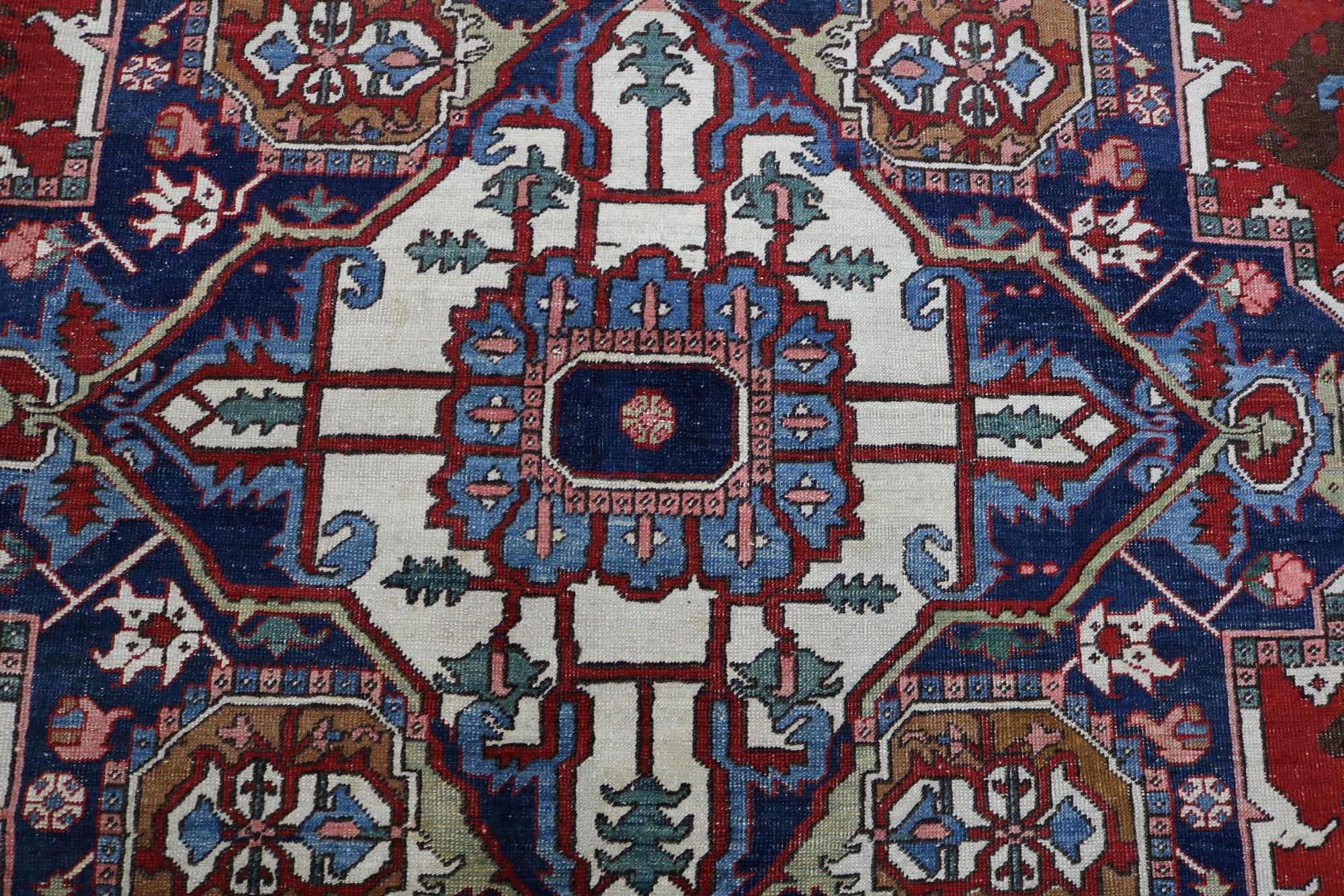 Antique Persian Heriz Serapi Carpet - Hakiemie Rug Gallery