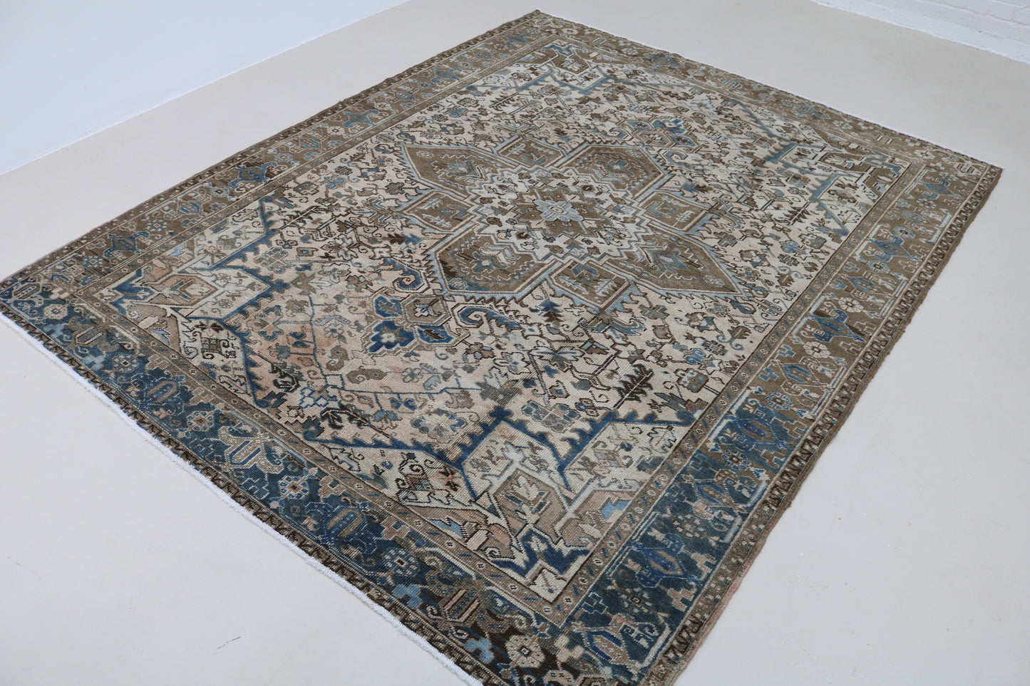 Fine Decorative Heriz Carpet