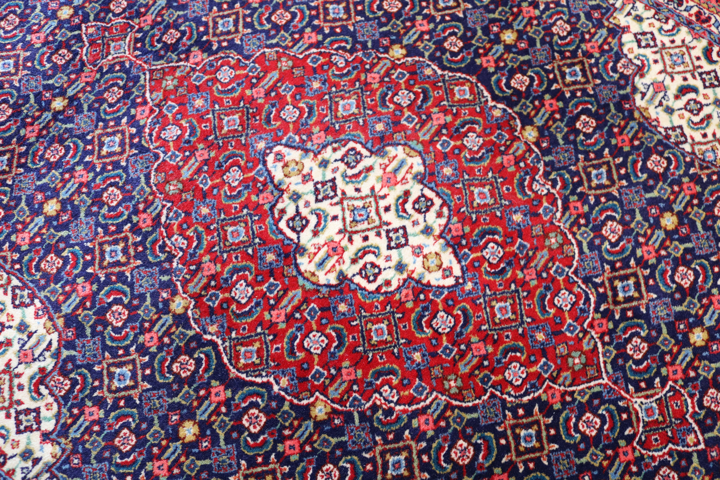 Fine Saruk Rug