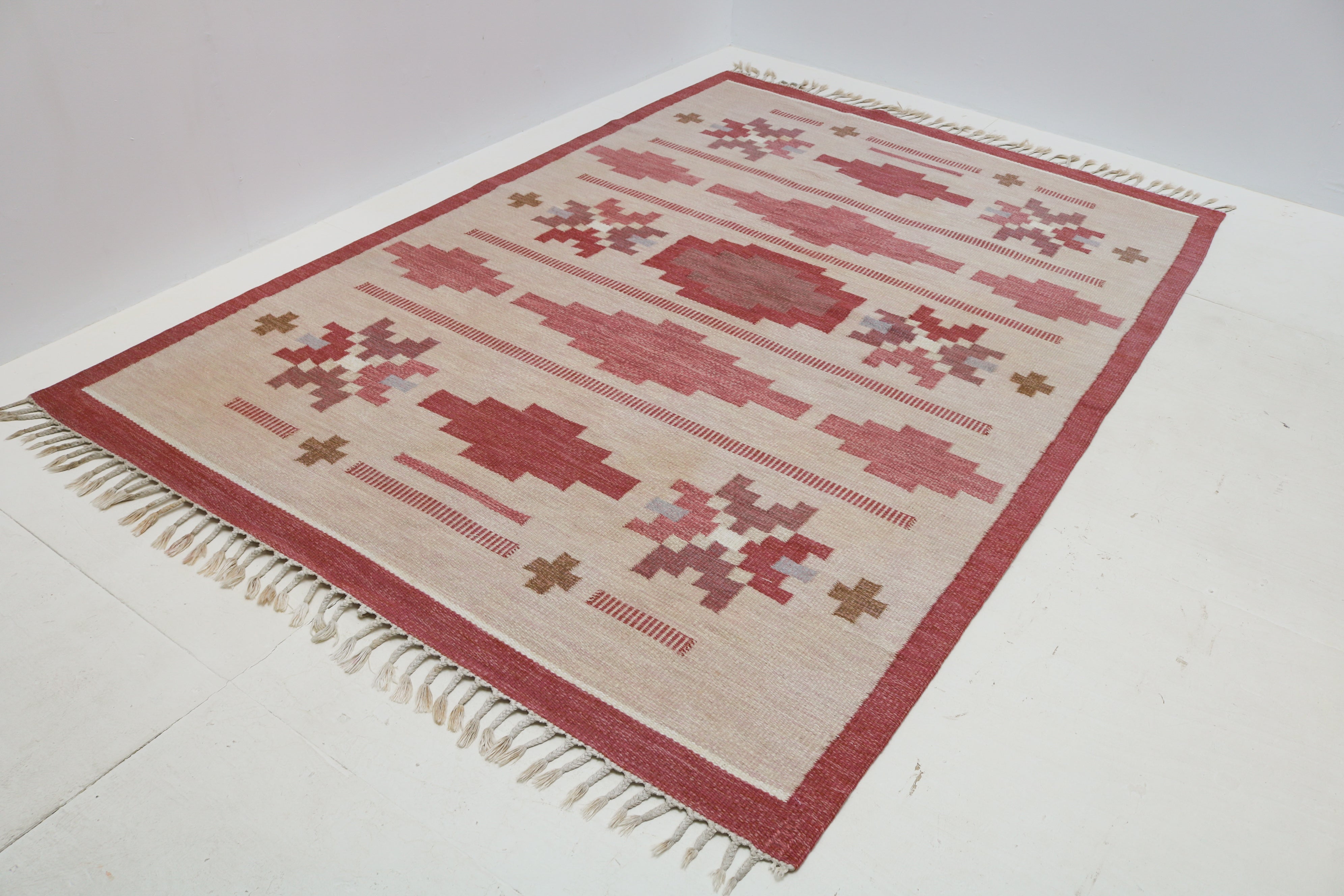 Handwoven wool texture of mid-century vintage Swedish kilim rug with geometric pattern