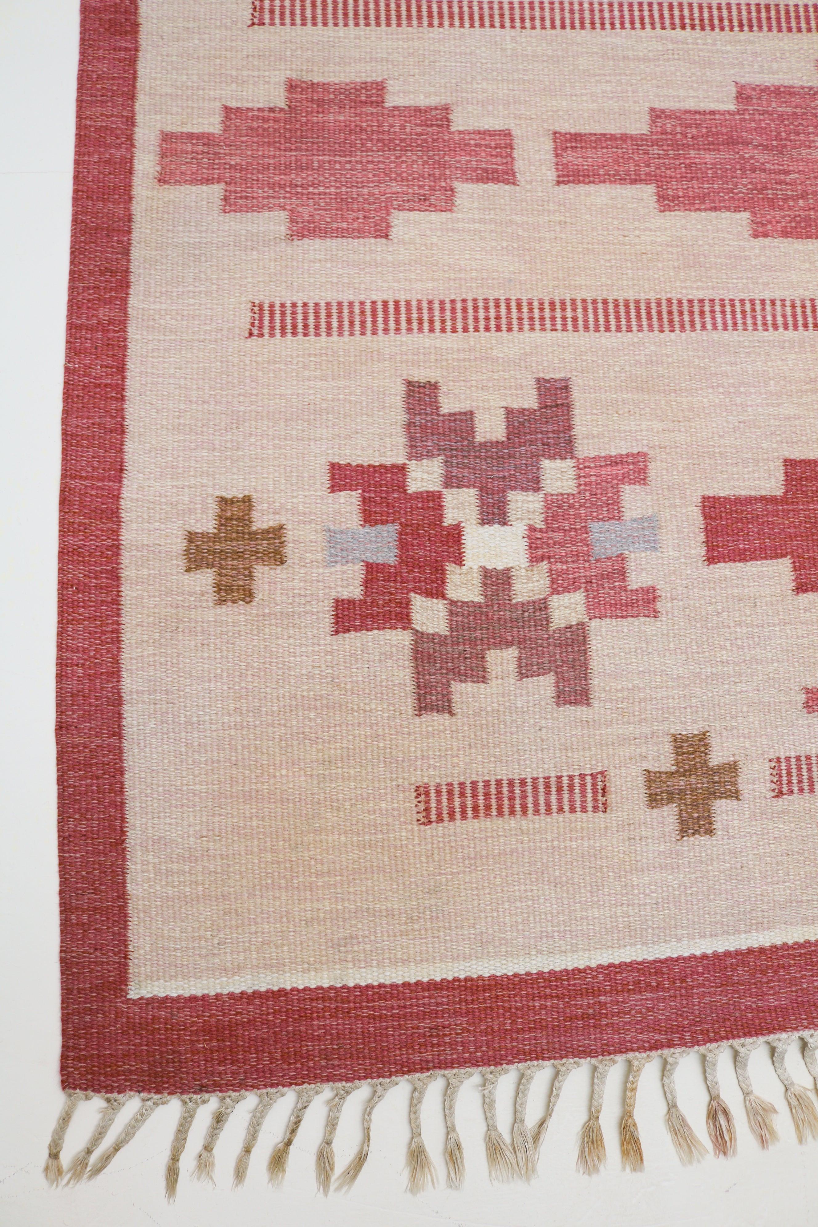 Vintage Swedish kilim rug 283 × 192 cm in dusty pink and ivory with geometric Scandinavian design