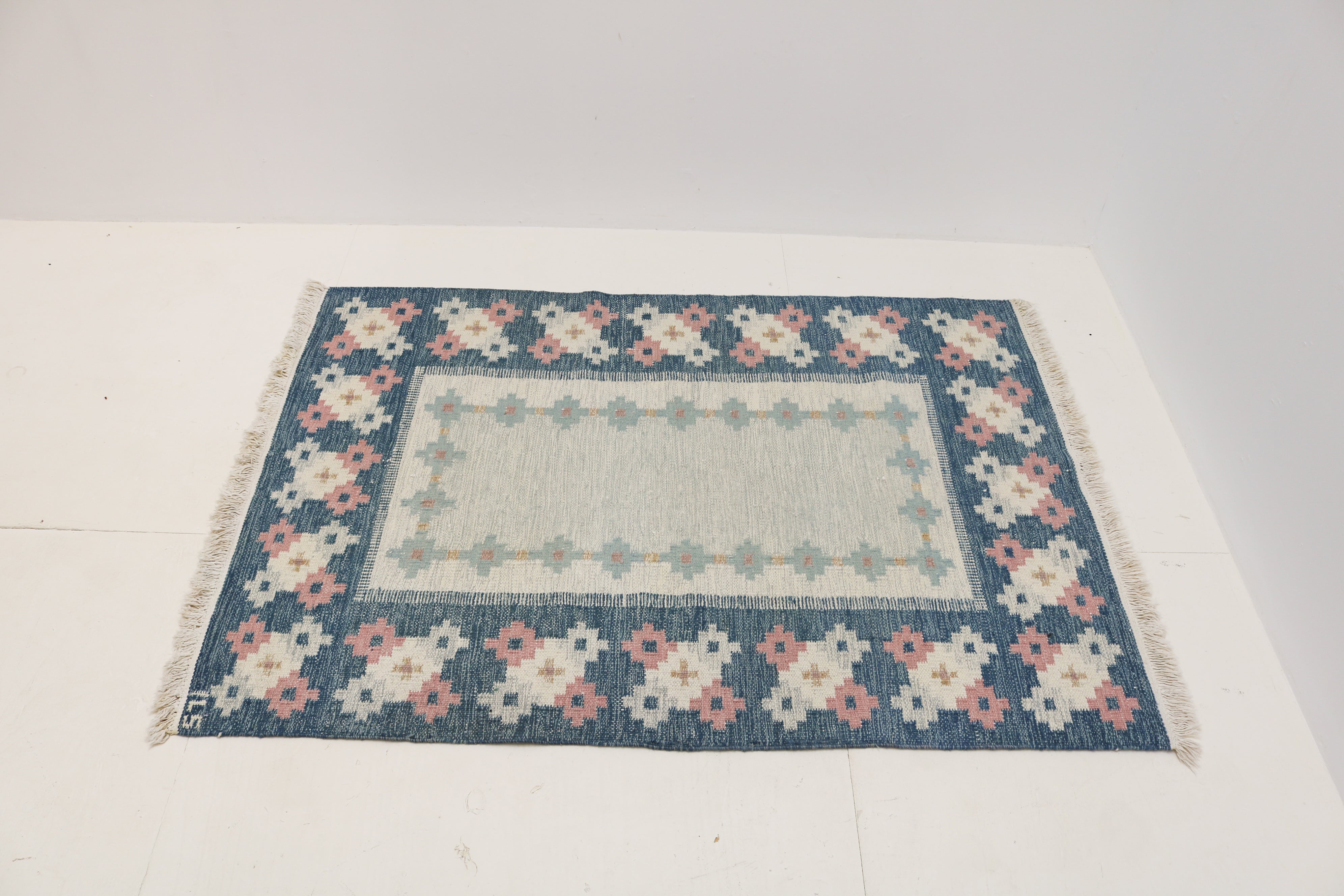 Vintage Swedish kilim 188 × 137 cm showing full Scandinavian floral design