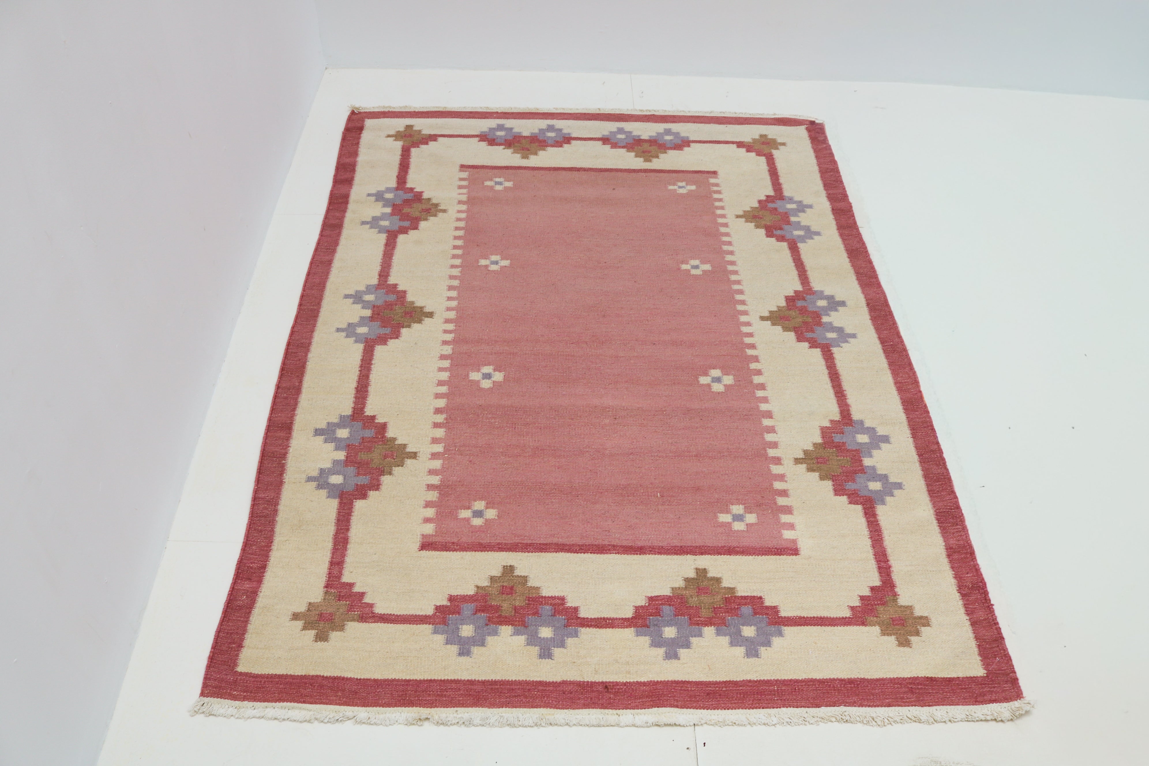 Vintage Swedish kilim rug 228 × 172 cm in dusty pink and ivory