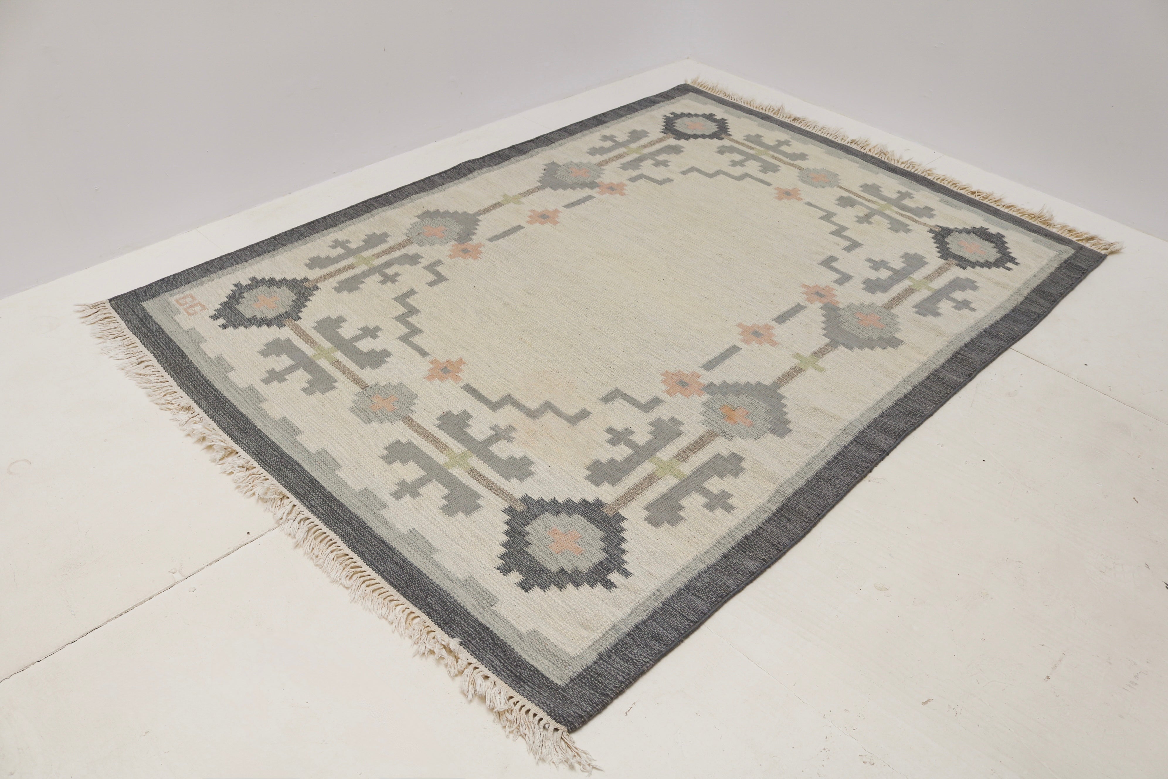 Mid-century Swedish kilim rug in soft grey ivory and peach tones