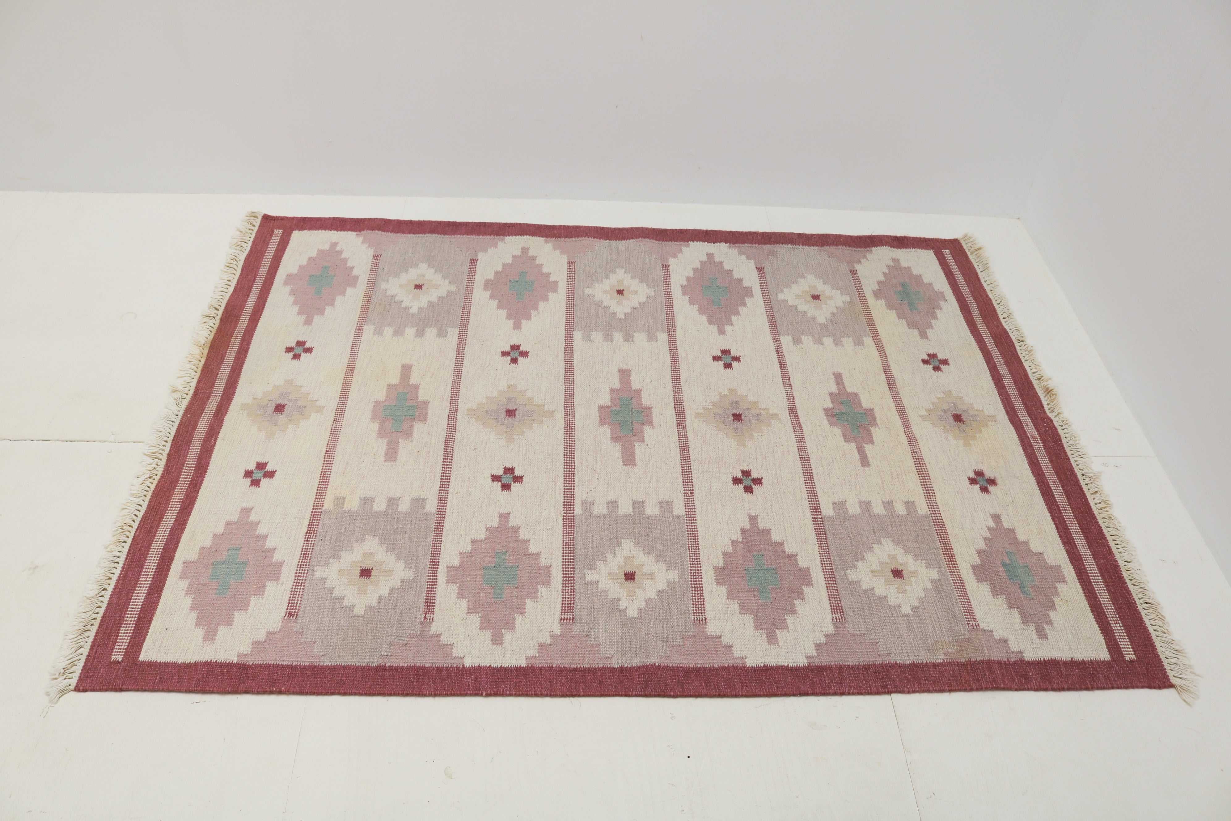 Full view of vintage Swedish Kilim rug with mid-century Scandinavian geometric pattern