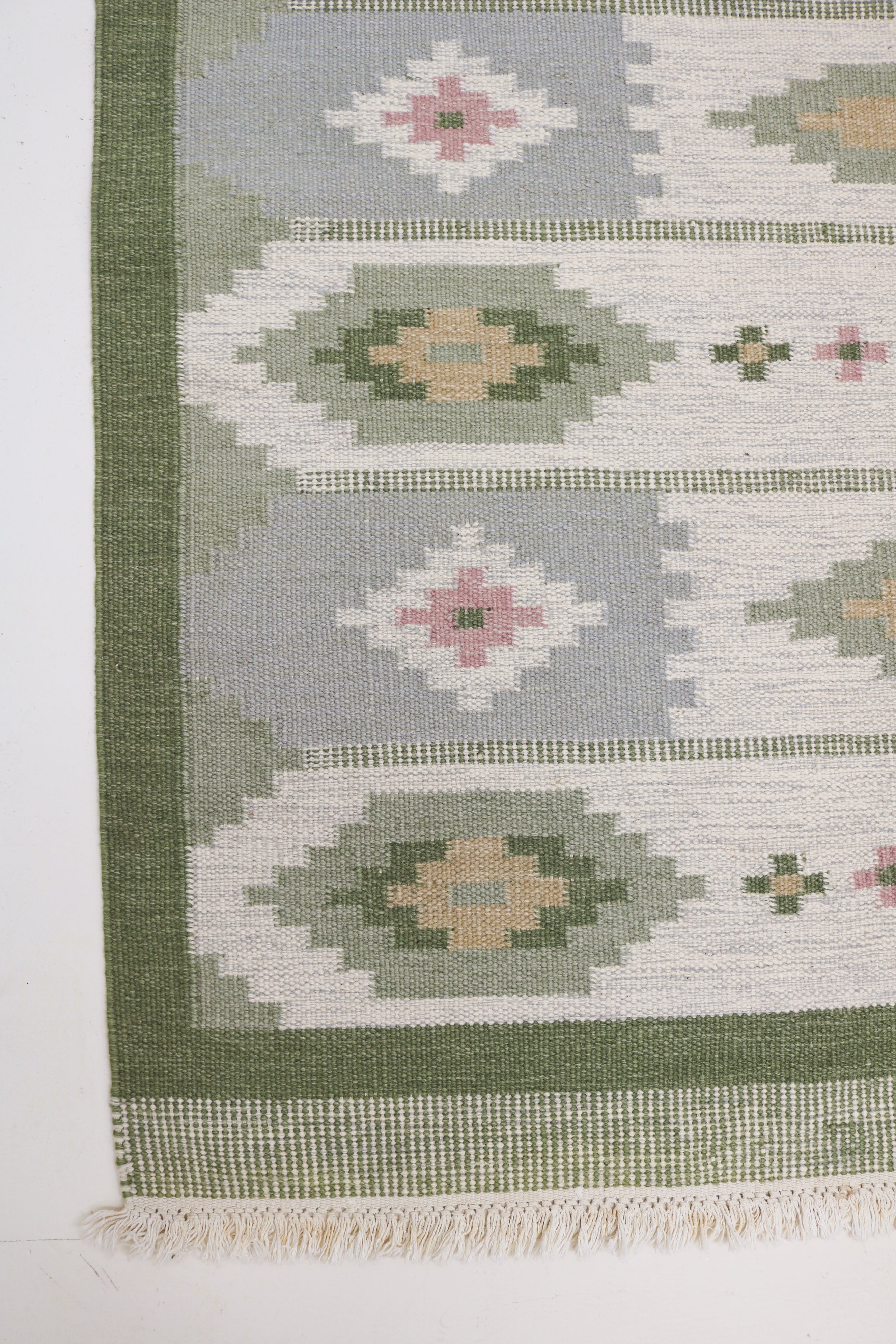 Close-up of vintage Swedish Kilim rug 190 × 141 cm showing handwoven wool and geometric motifs