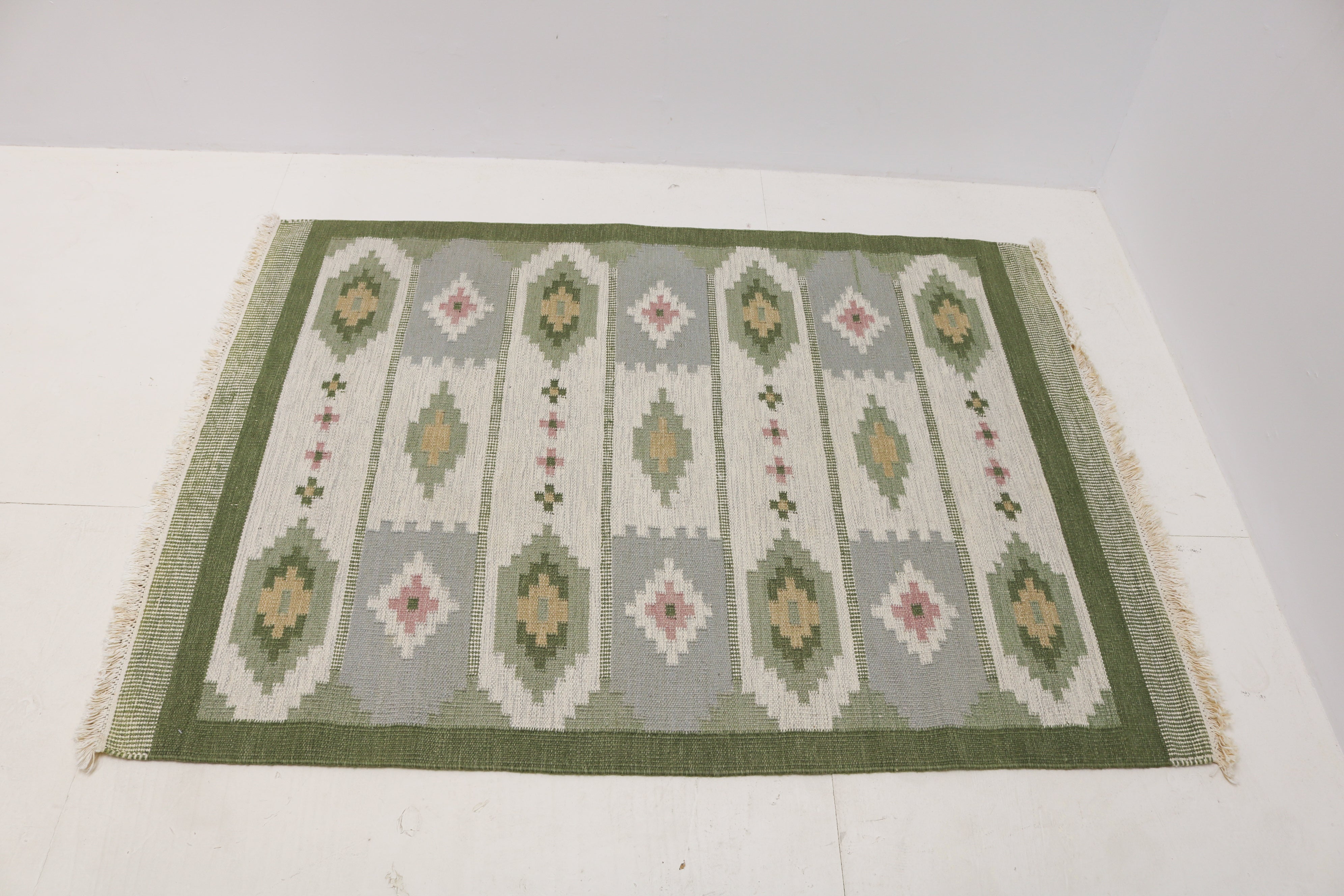 Full view of vintage Swedish Kilim rug 190 × 141 cm with green and ivory Scandinavian design