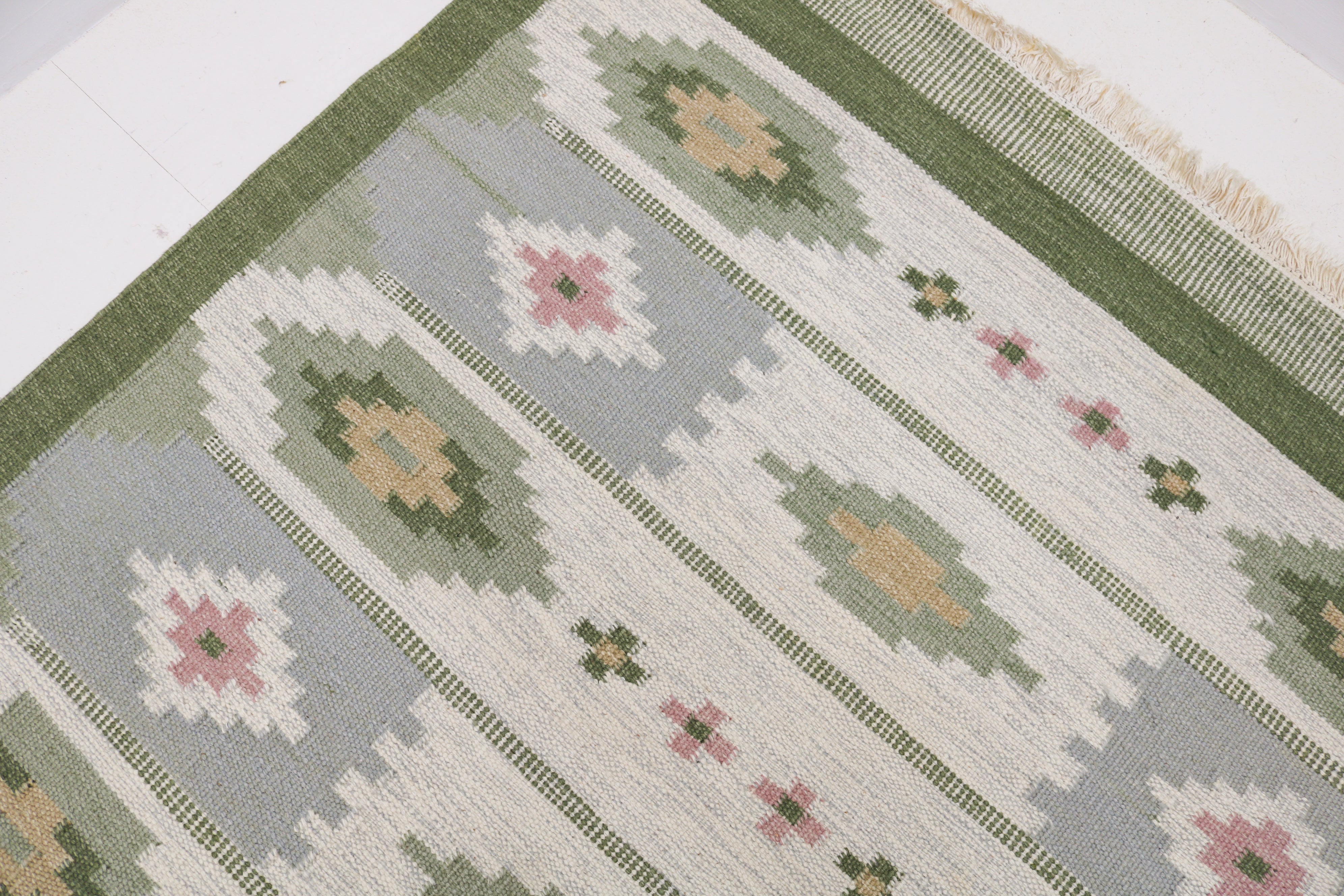 Full length view of handwoven vintage Swedish Kilim rug circa 1950s–1960s