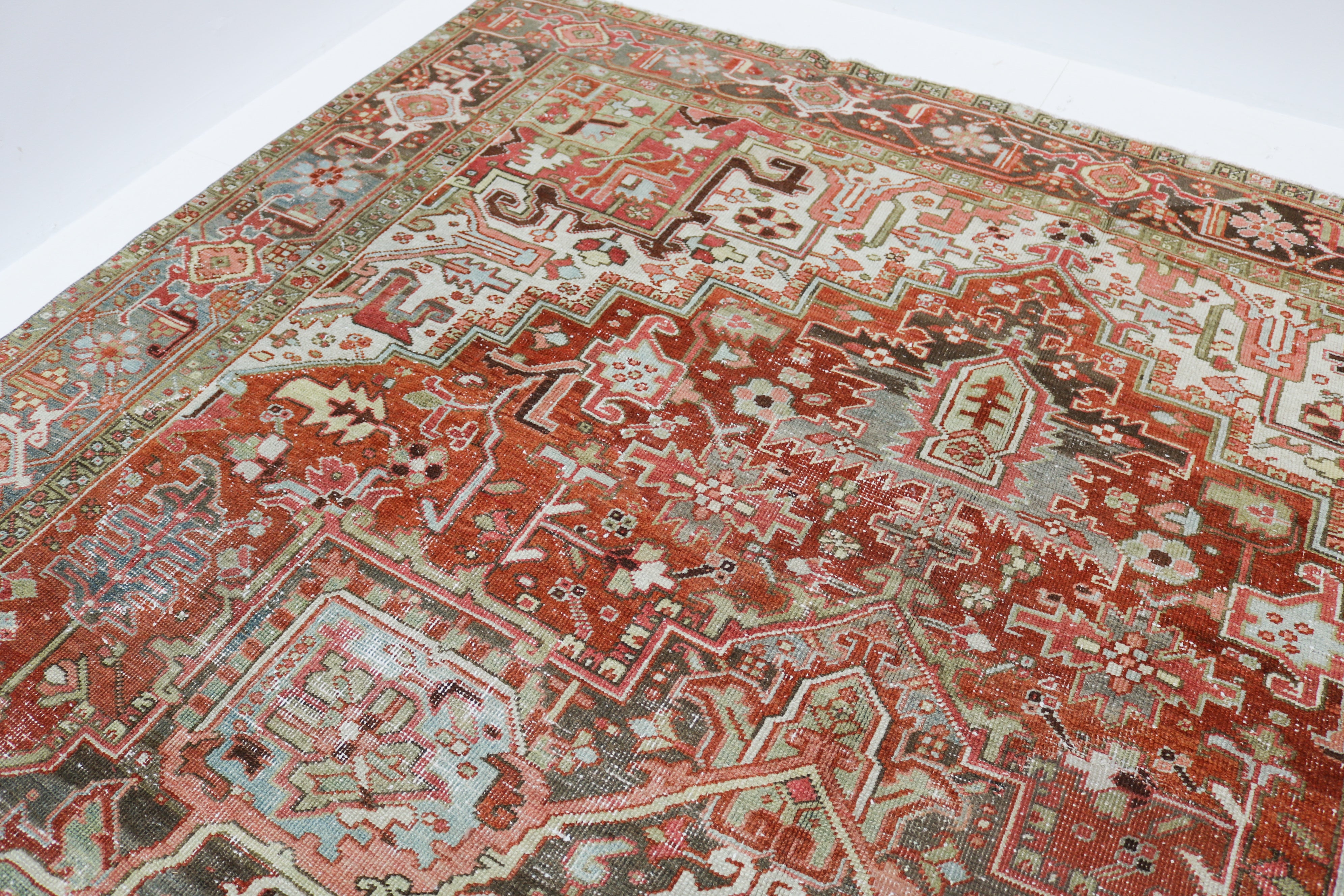 Antique Persian Heriz rug 340 × 240 cm, hand-knotted in wool, circa 1920