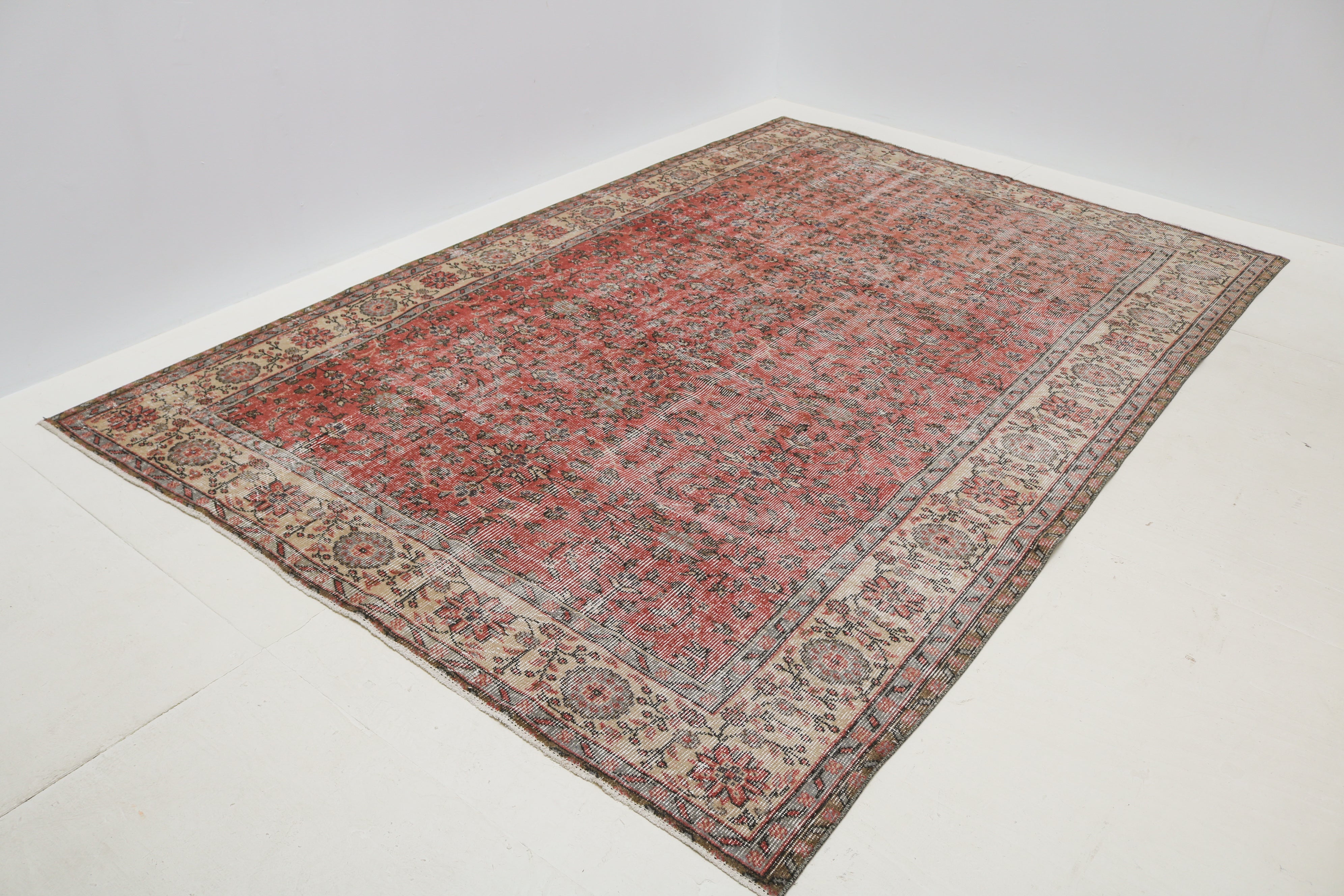 Vintage Turkish rug 300 × 198 cm, hand-knotted in wool with a soft faded floral design