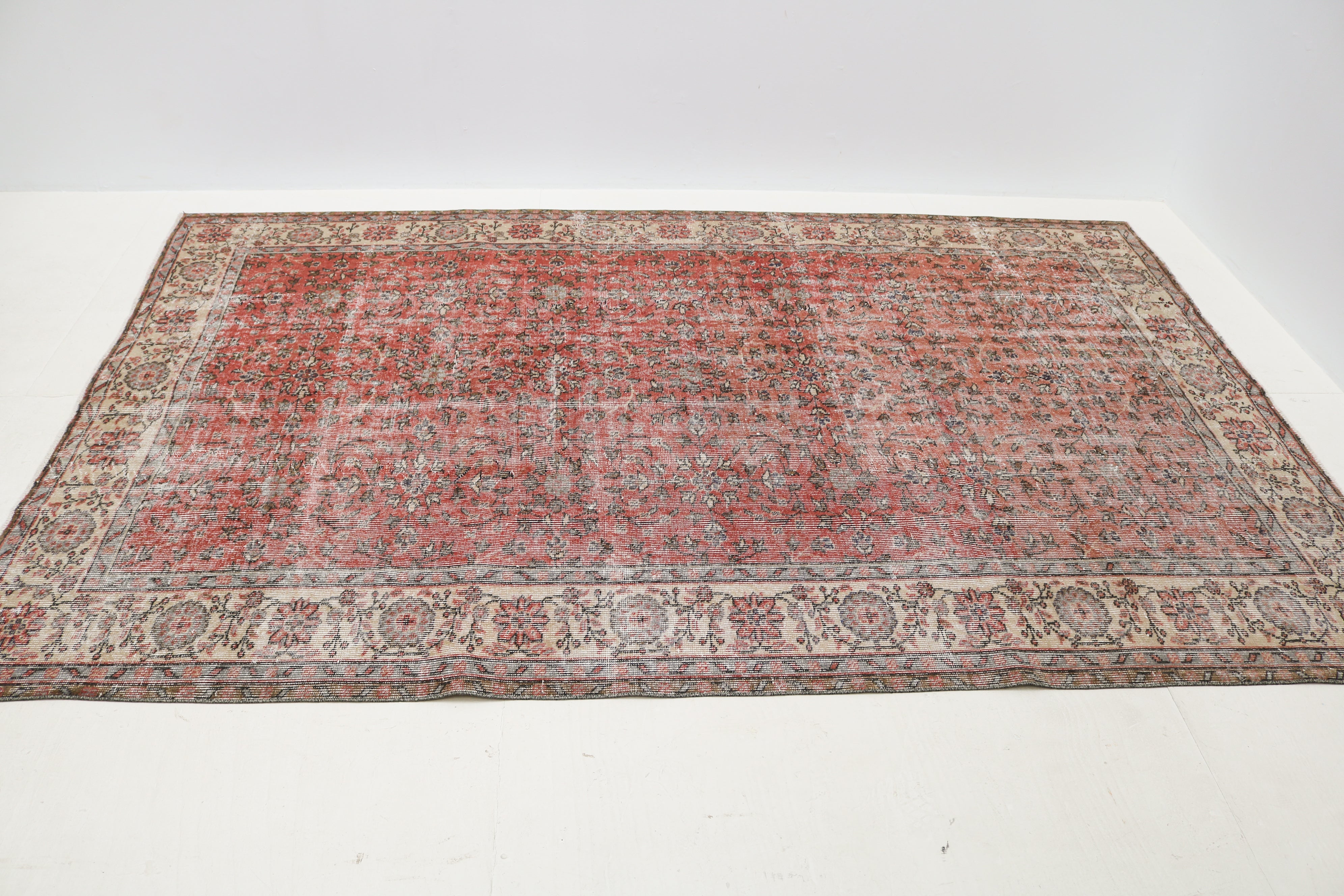 Vintage Turkish rug 300 × 198 cm, hand-knotted in wool with a soft faded floral design
