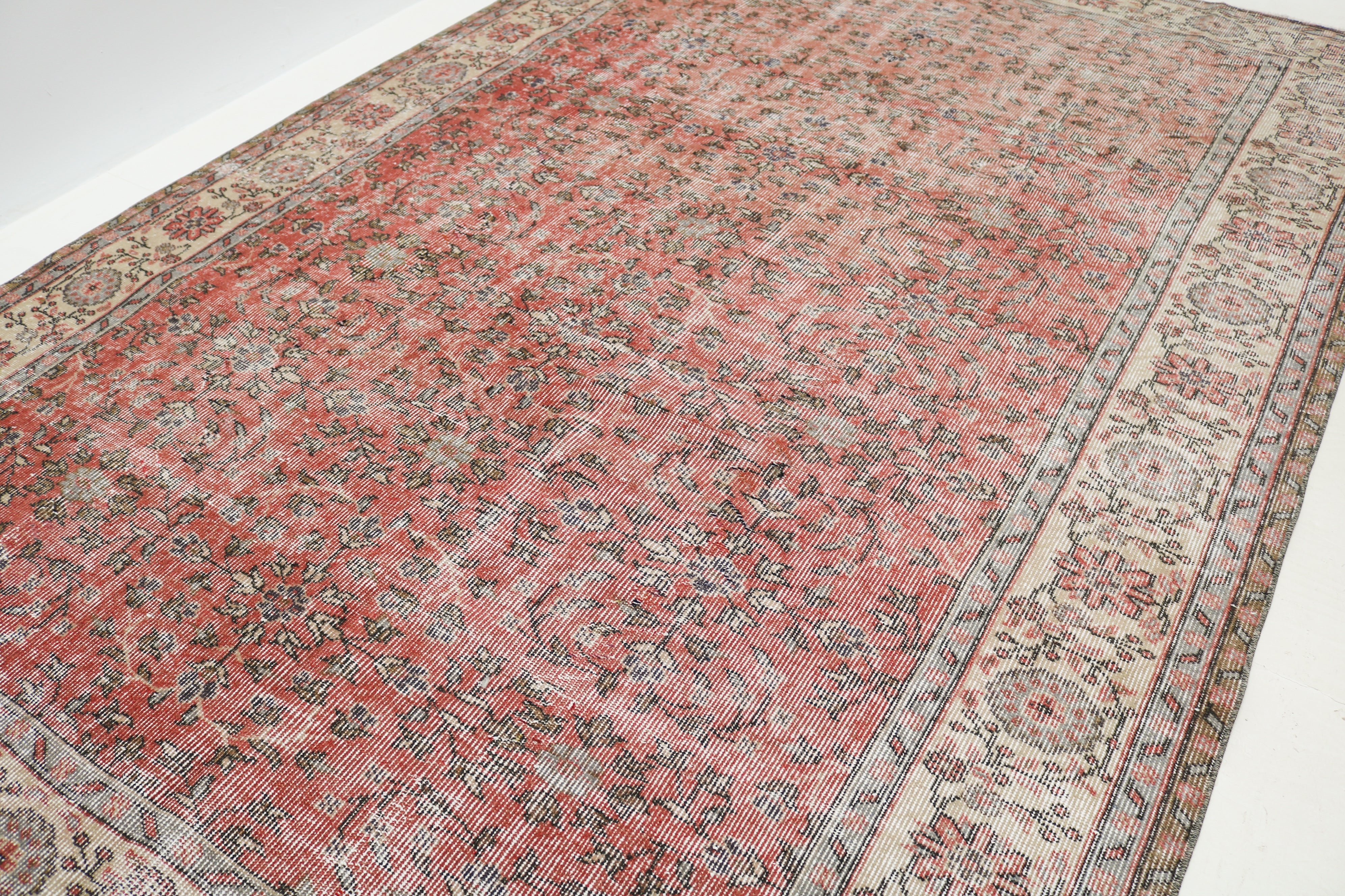 Vintage Turkish rug 300 × 198 cm, hand-knotted in wool with a soft faded floral design