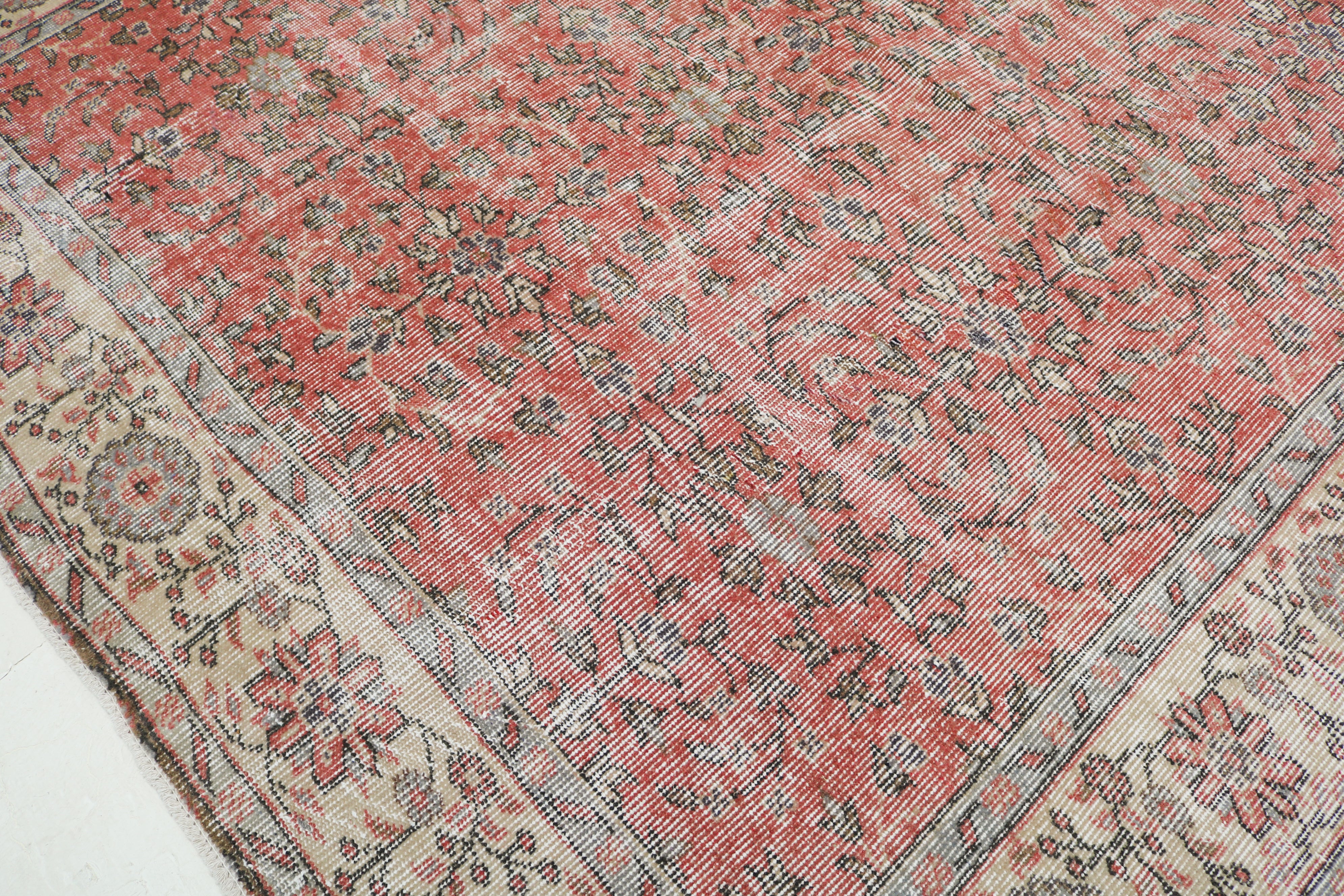 Vintage Turkish rug 300 × 198 cm, hand-knotted in wool with a soft faded floral design