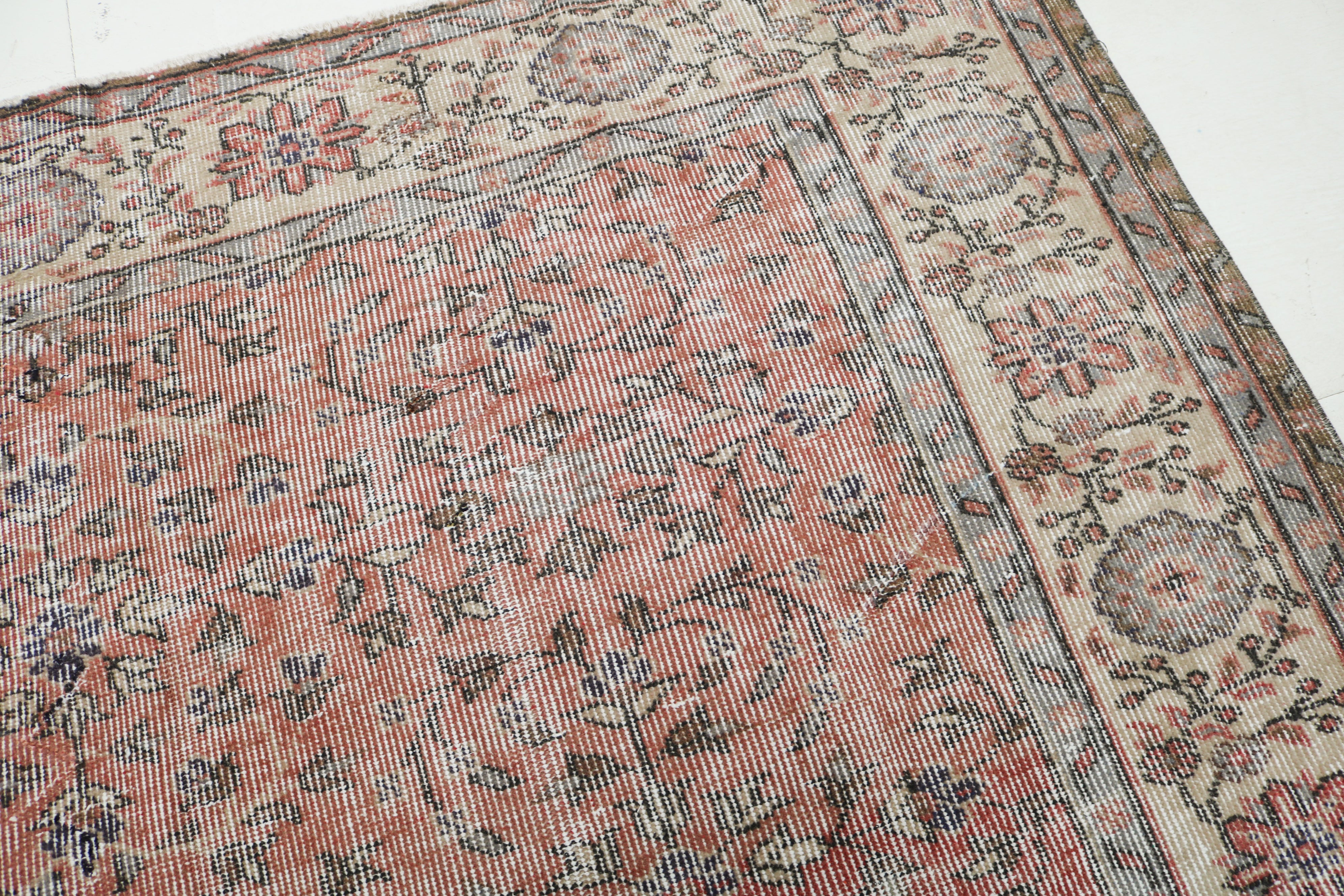 Vintage Turkish rug 300 × 198 cm, hand-knotted in wool with a soft faded floral design