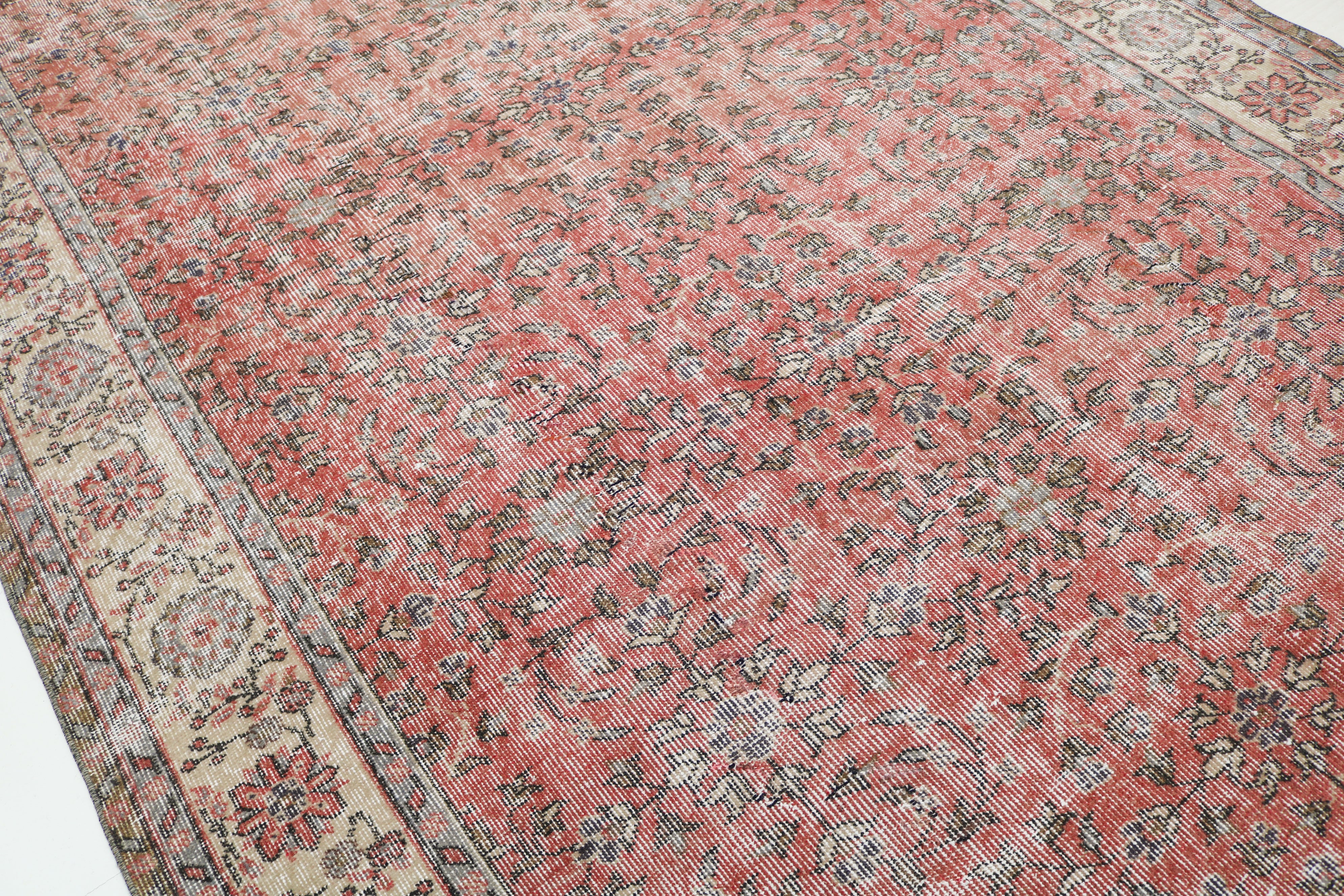 Vintage Turkish rug 300 × 198 cm, hand-knotted in wool with a soft faded floral design