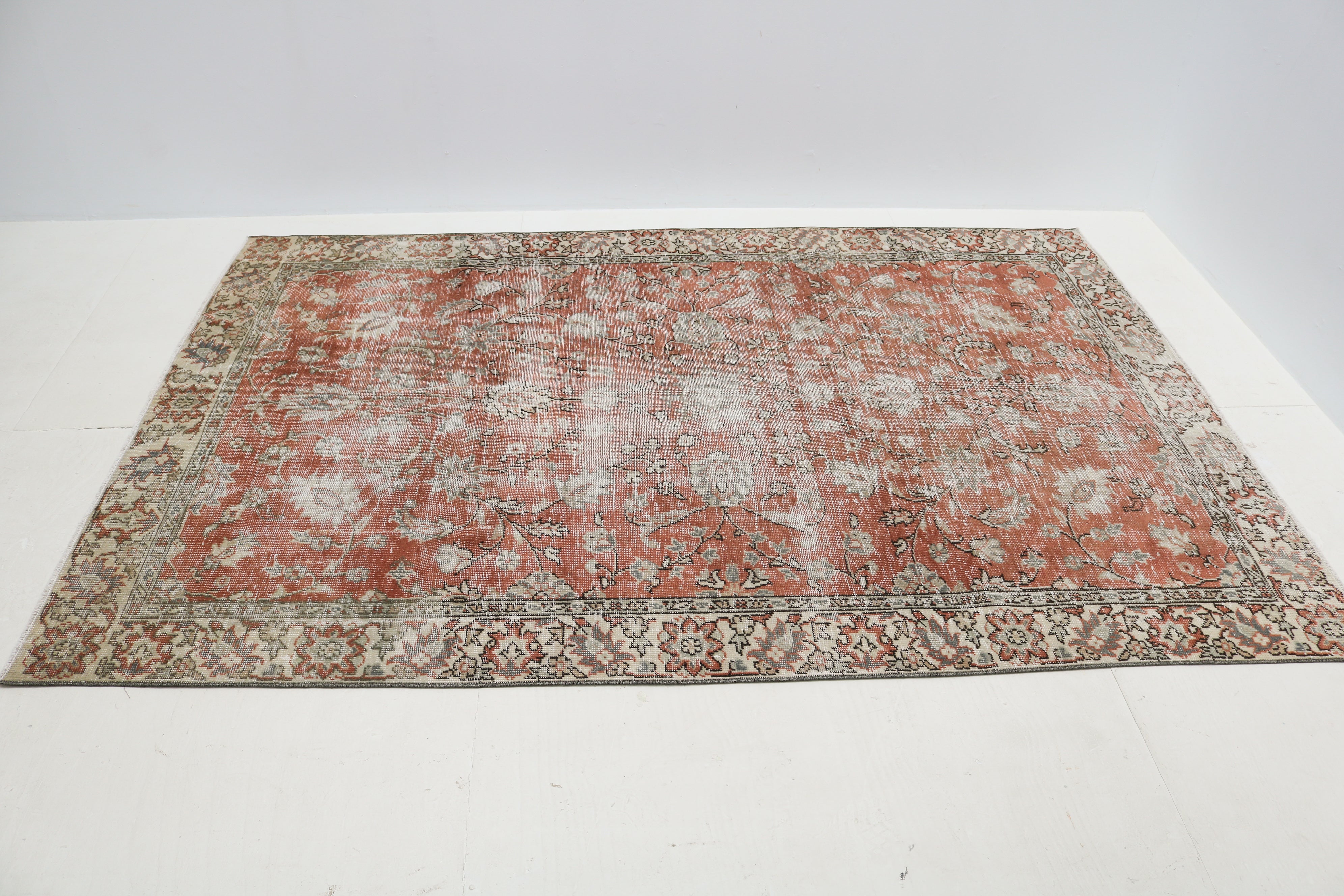 Vintage Turkish rug 278 × 190 cm, hand-knotted in wool with a soft faded floral design