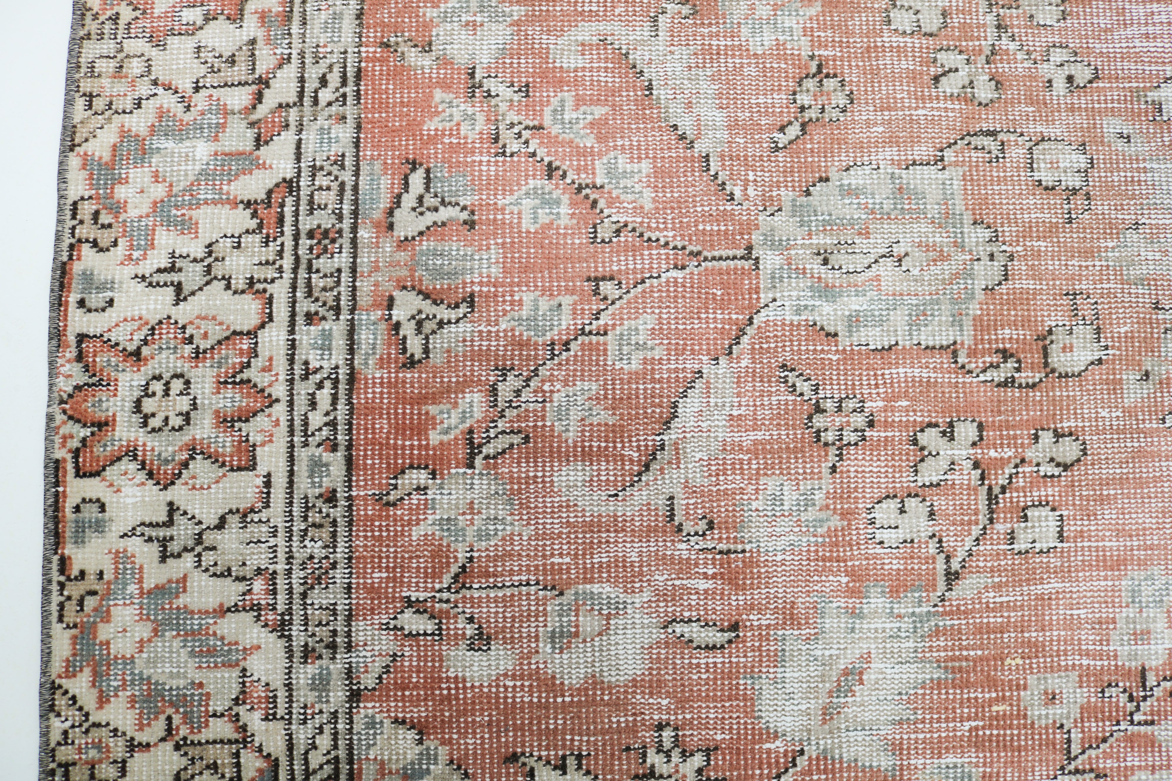 Vintage Turkish rug 278 × 190 cm, hand-knotted in wool with a soft faded floral design