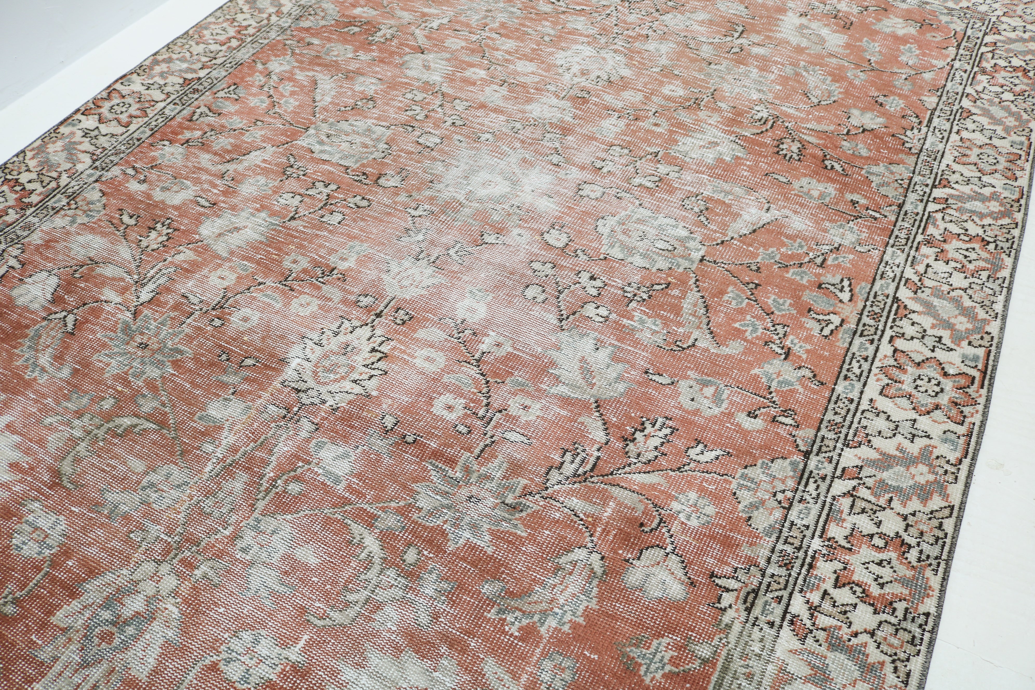 Vintage Turkish rug 278 × 190 cm, hand-knotted in wool with a soft faded floral design