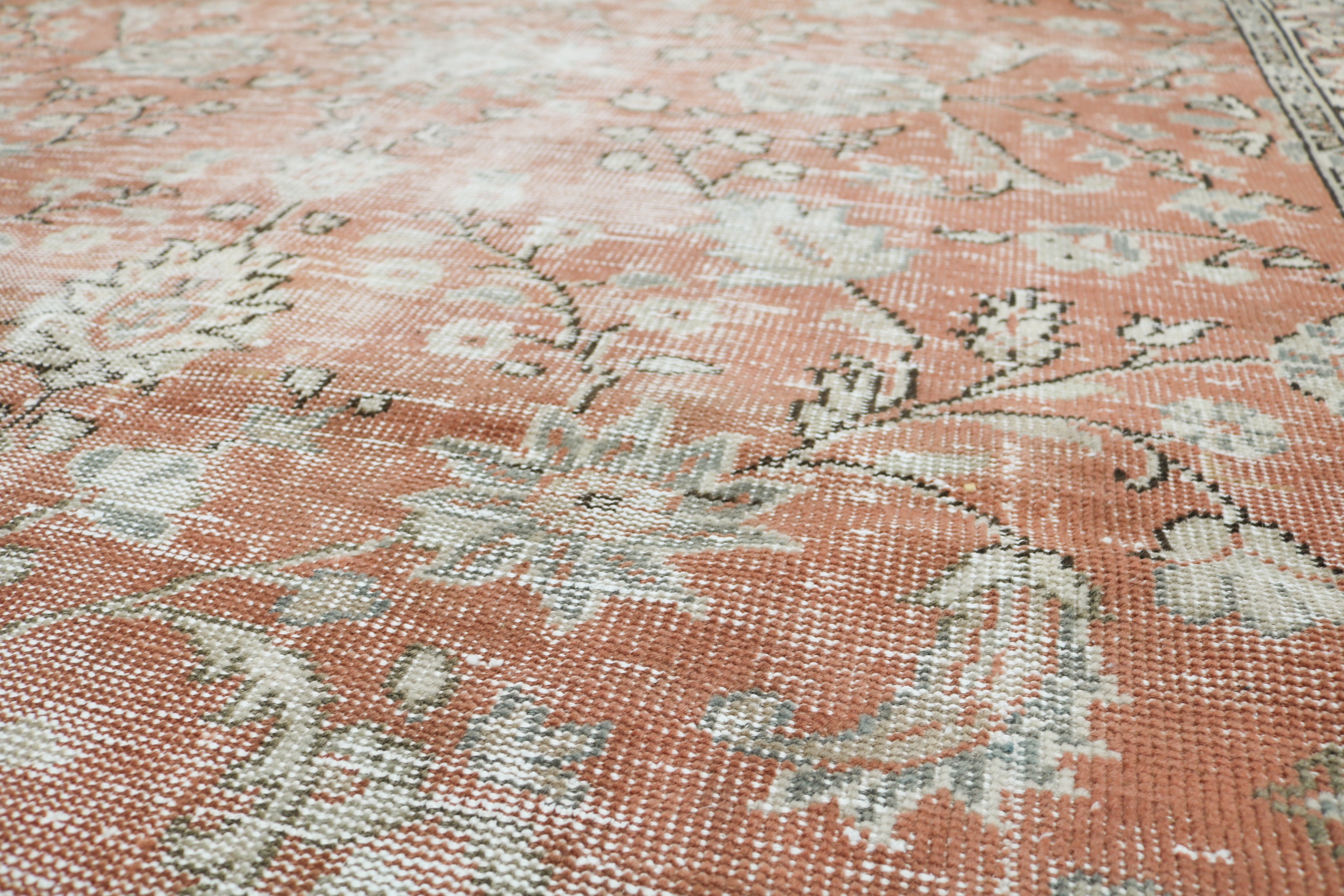 Vintage Turkish rug 278 × 190 cm, hand-knotted in wool with a soft faded floral design