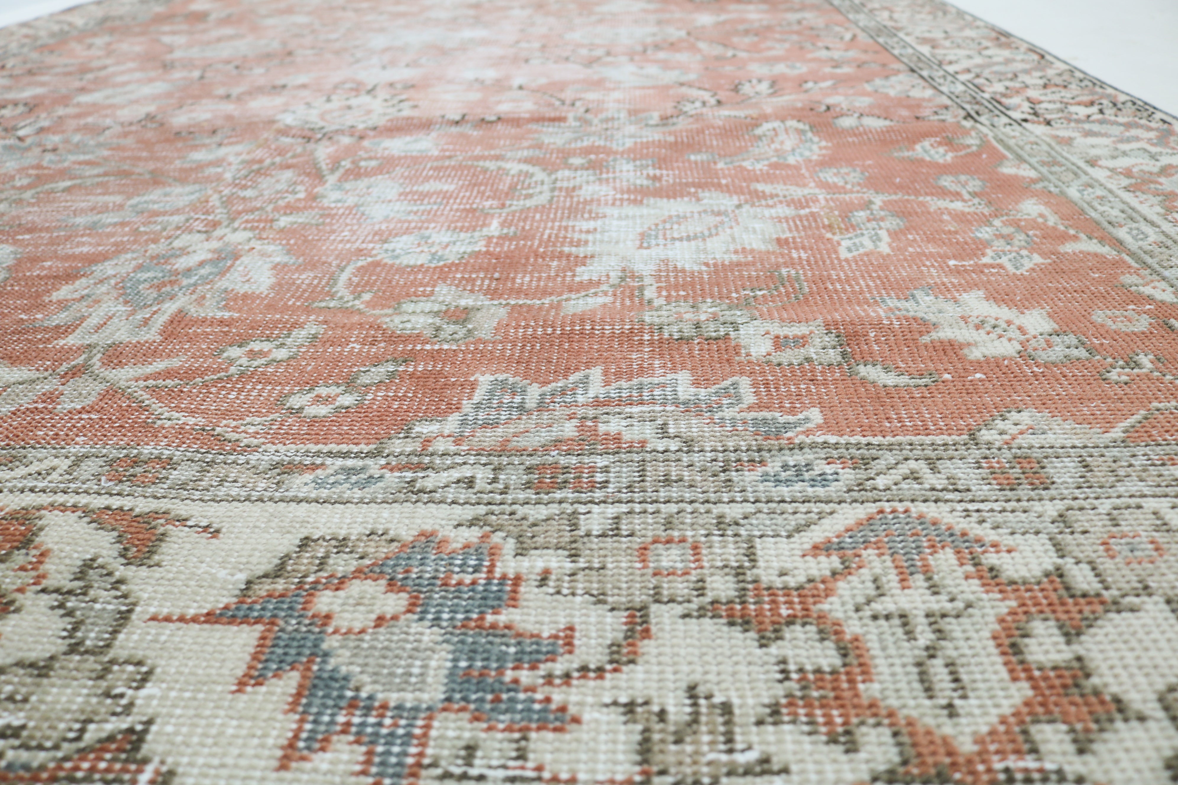 Vintage Turkish rug 278 × 190 cm, hand-knotted in wool with a soft faded floral design