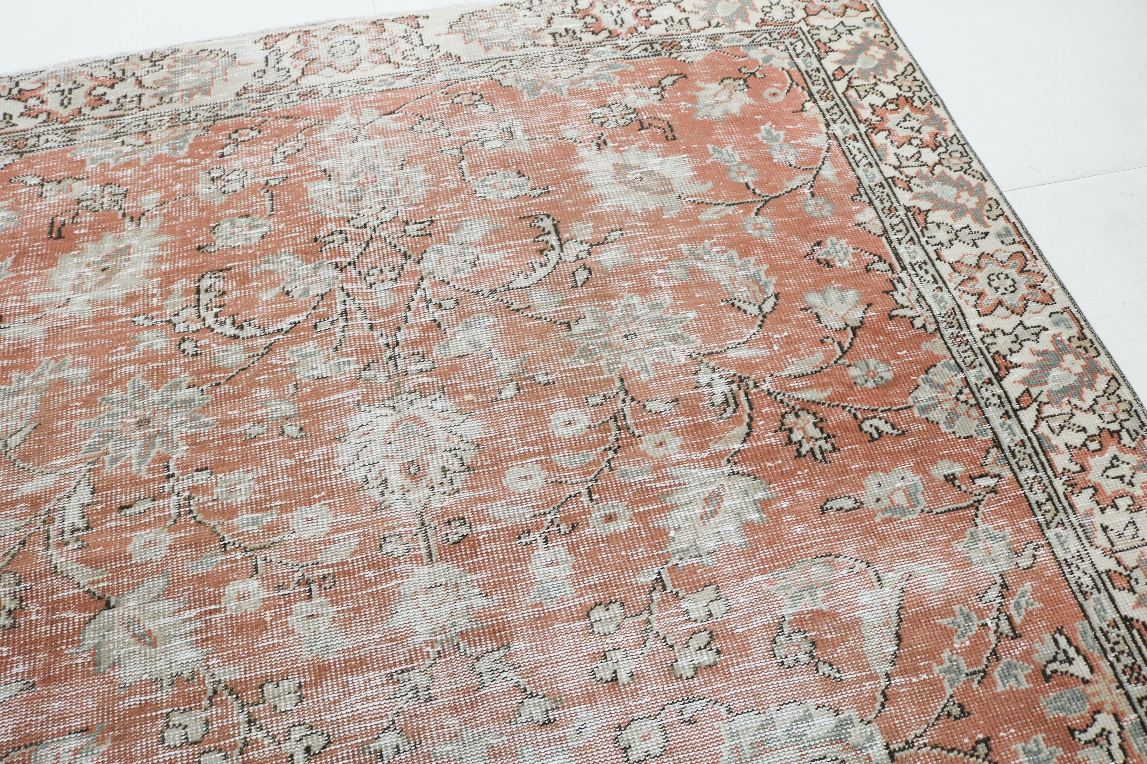 Vintage Turkish rug 278 × 190 cm, hand-knotted in wool with a soft faded floral design