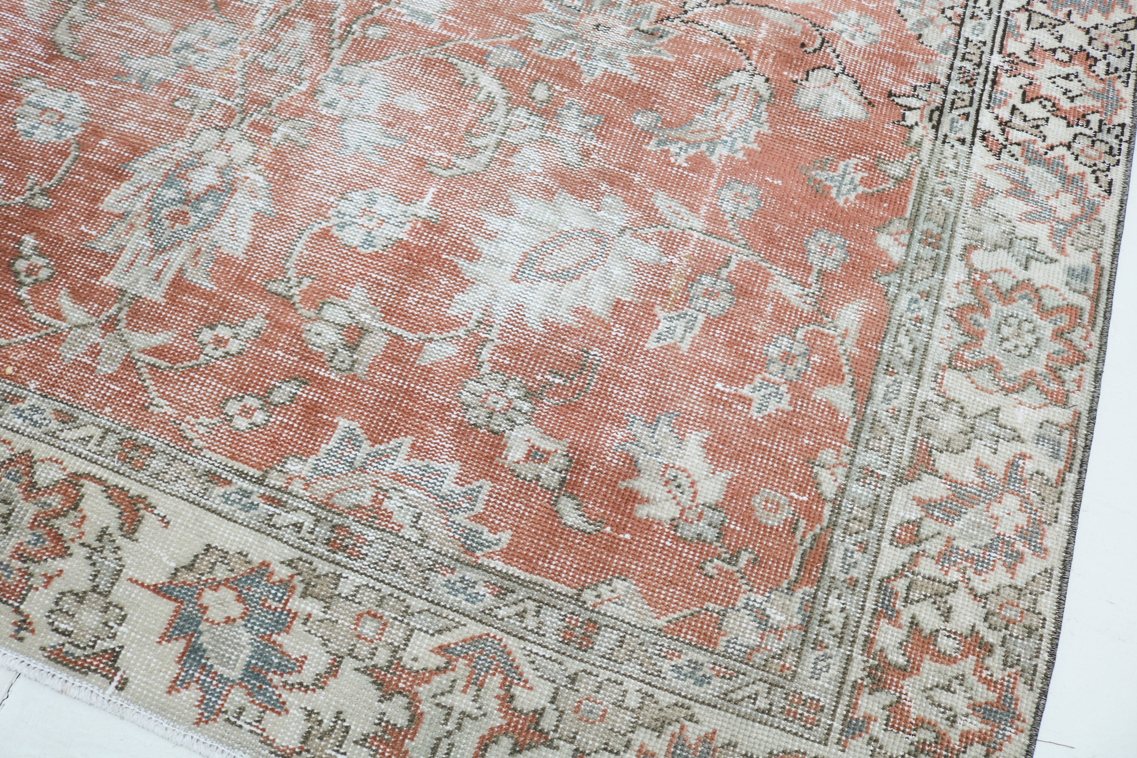 Vintage Turkish rug 278 × 190 cm, hand-knotted in wool with a soft faded floral design