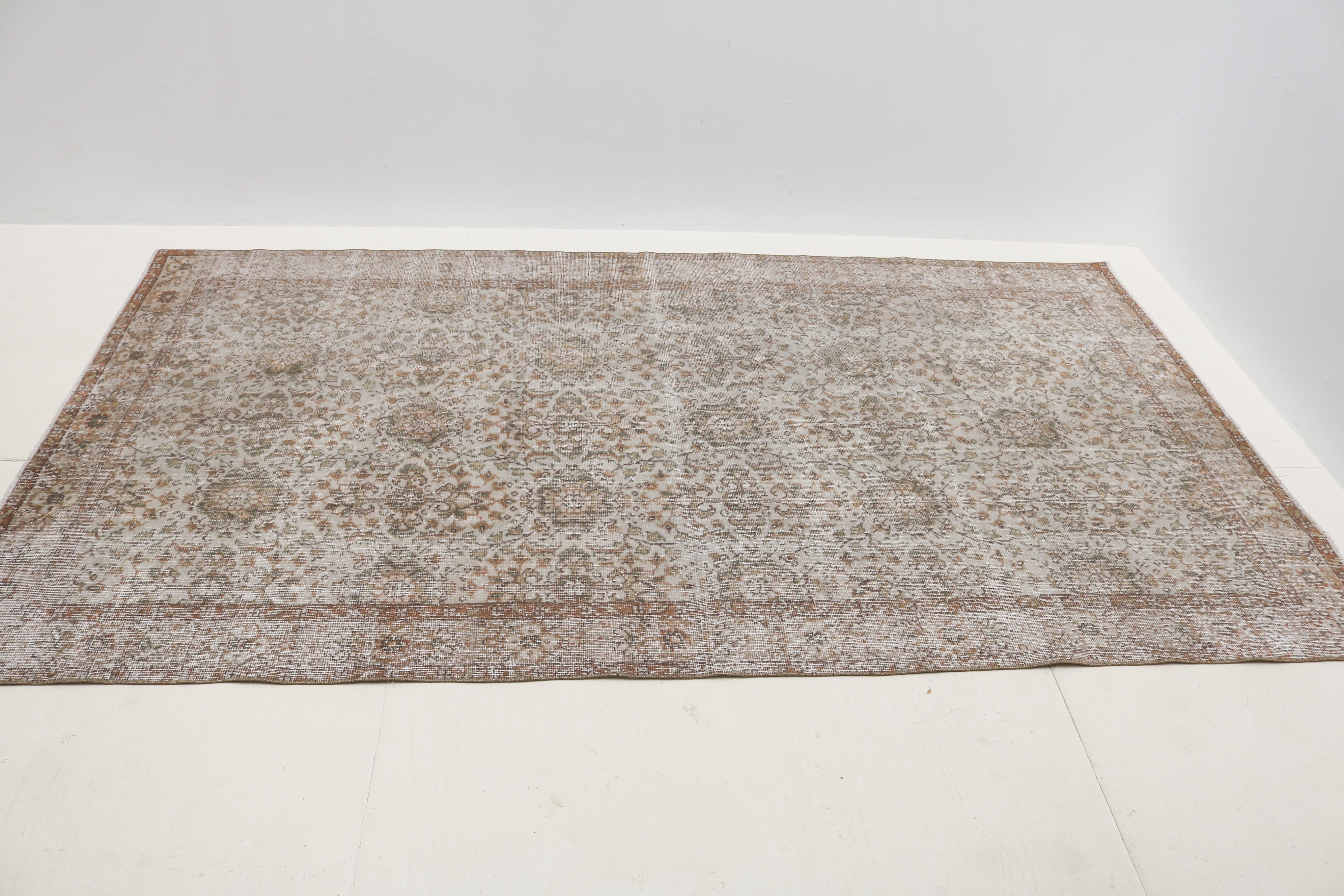 Vintage Turkish rug 288 × 165 cm, hand-knotted in wool with soft neutral colours and naturally worn patina
