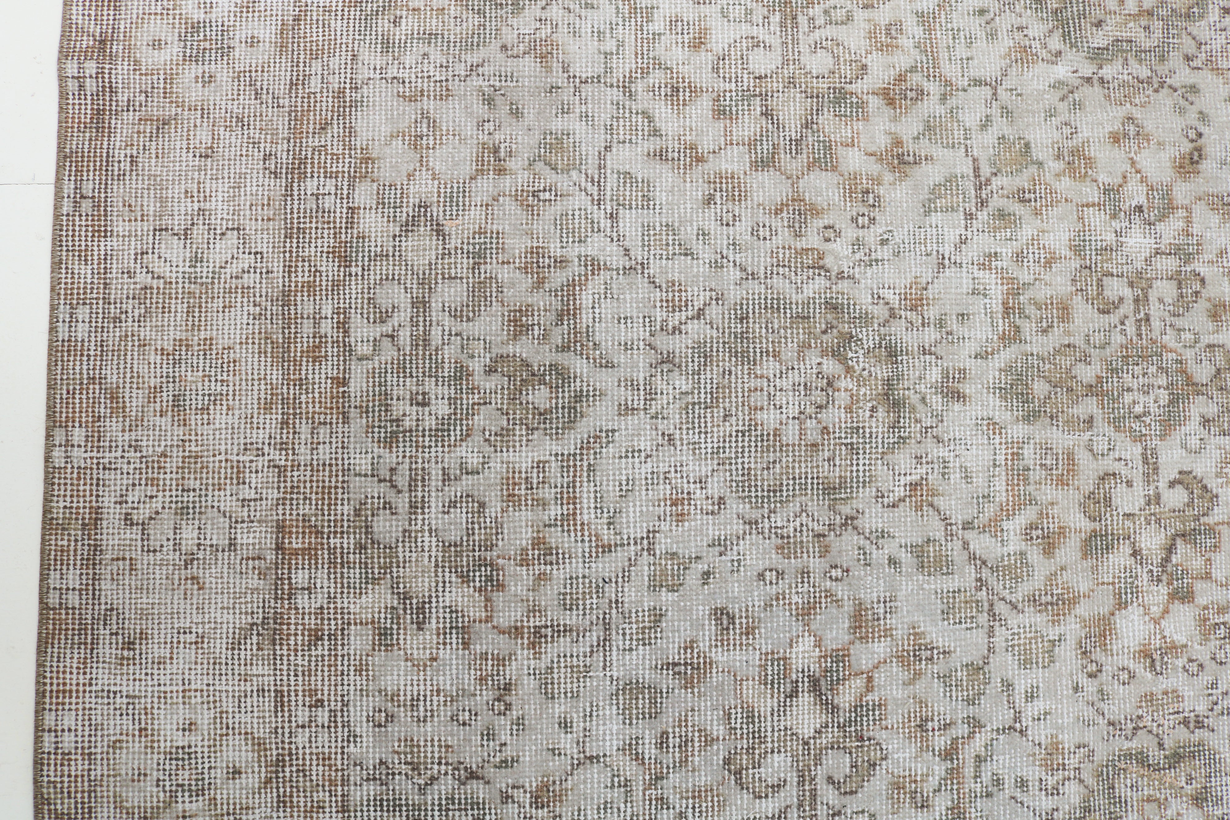 Vintage Turkish rug 288 × 165 cm, hand-knotted in wool with soft neutral colours and naturally worn patina