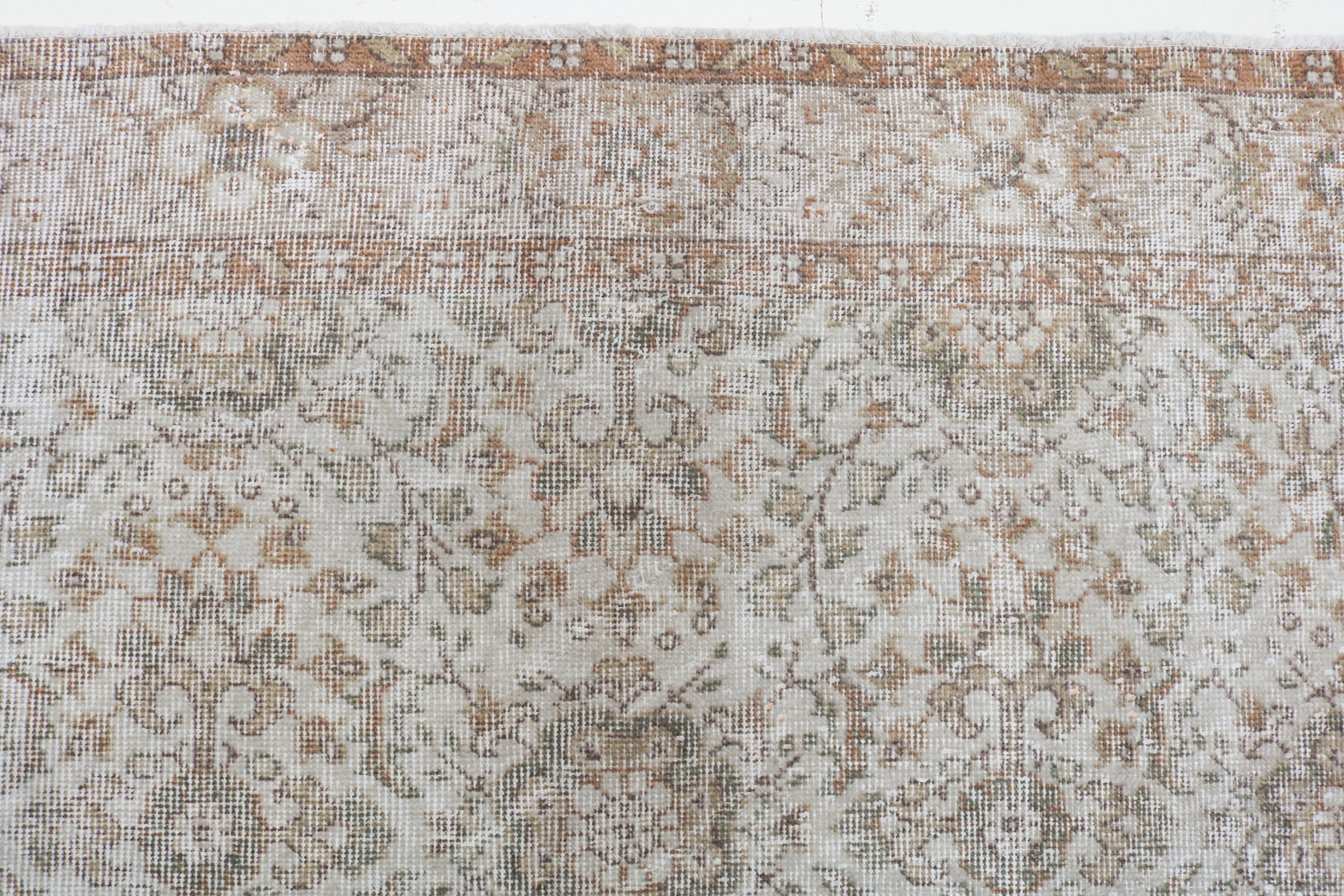 Vintage Turkish rug 288 × 165 cm, hand-knotted in wool with soft neutral colours and naturally worn patina