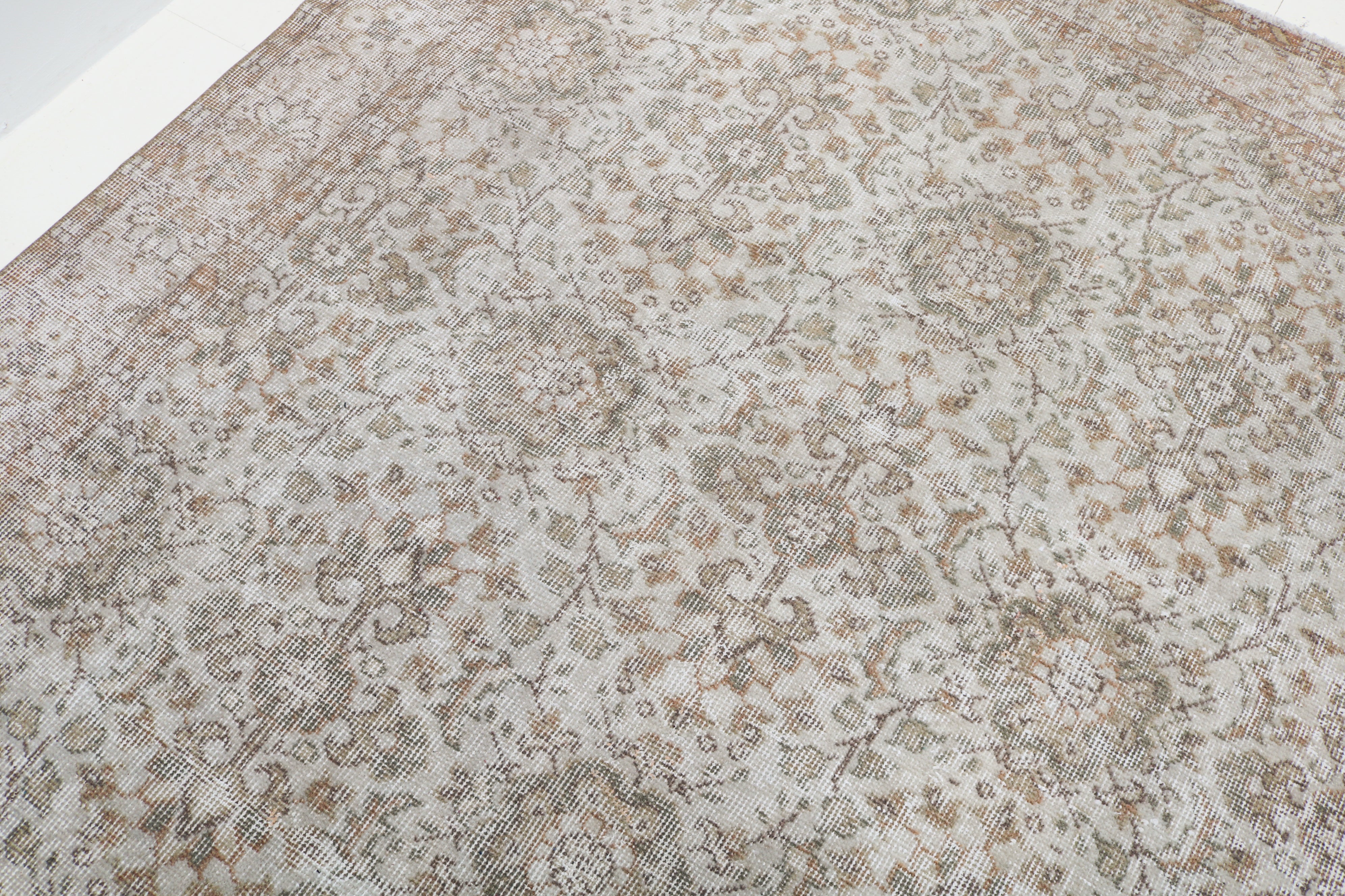 Vintage Turkish rug 288 × 165 cm, hand-knotted in wool with soft neutral colours and naturally worn patina