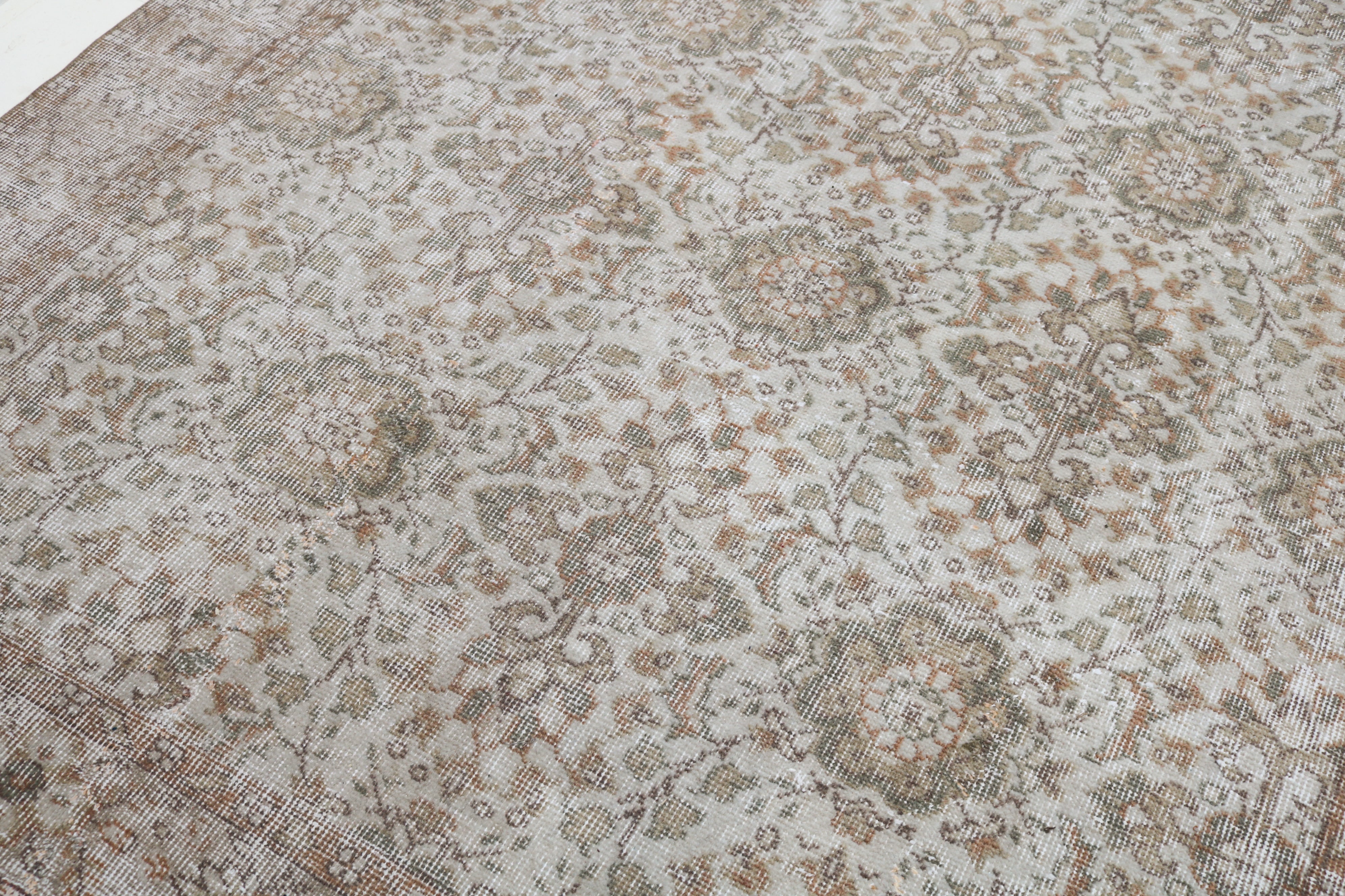 Vintage Turkish rug 288 × 165 cm, hand-knotted in wool with soft neutral colours and naturally worn patina