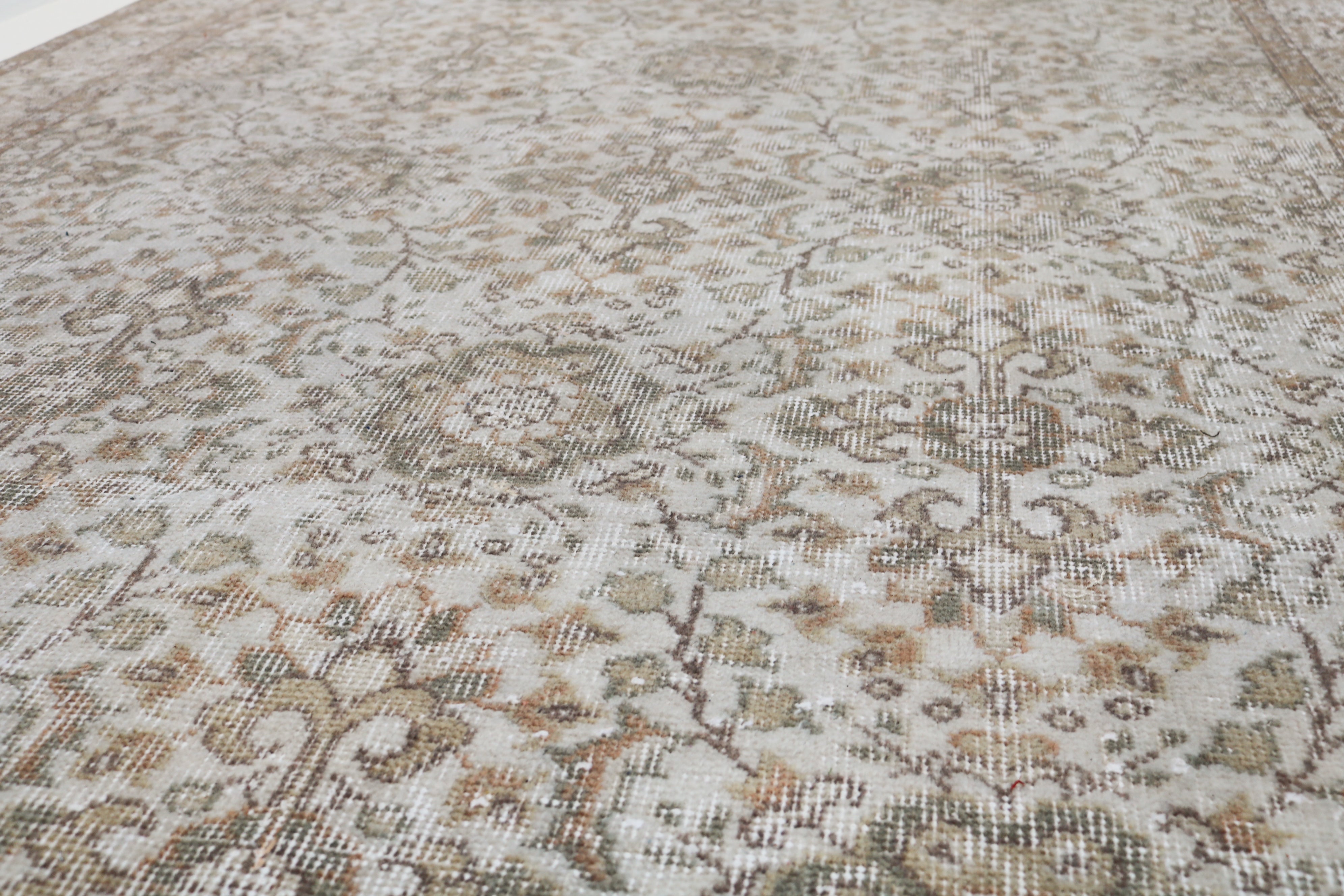 Vintage Turkish rug 288 × 165 cm, hand-knotted in wool with soft neutral colours and naturally worn patina