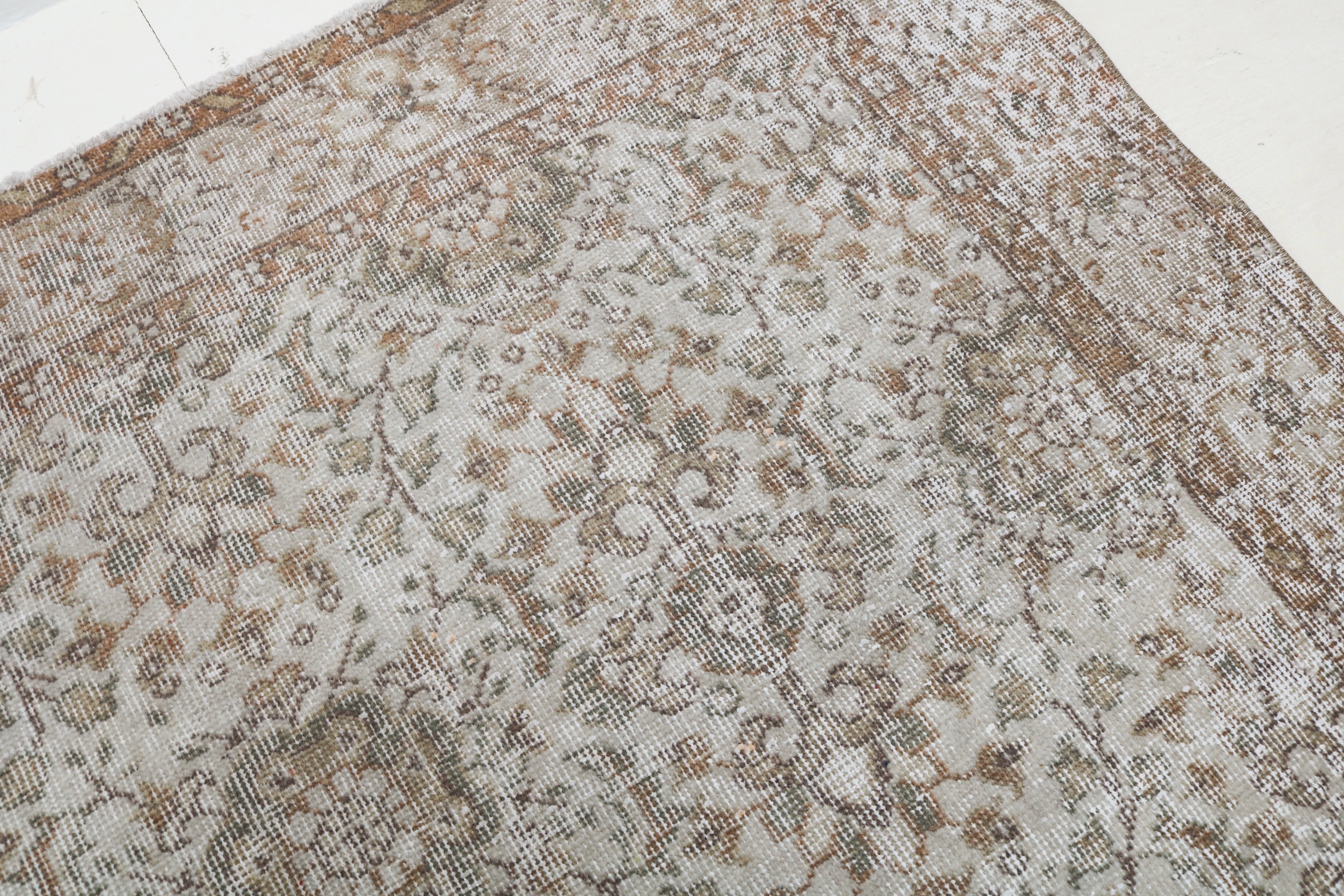 Vintage Turkish rug 288 × 165 cm, hand-knotted in wool with soft neutral colours and naturally worn patina
