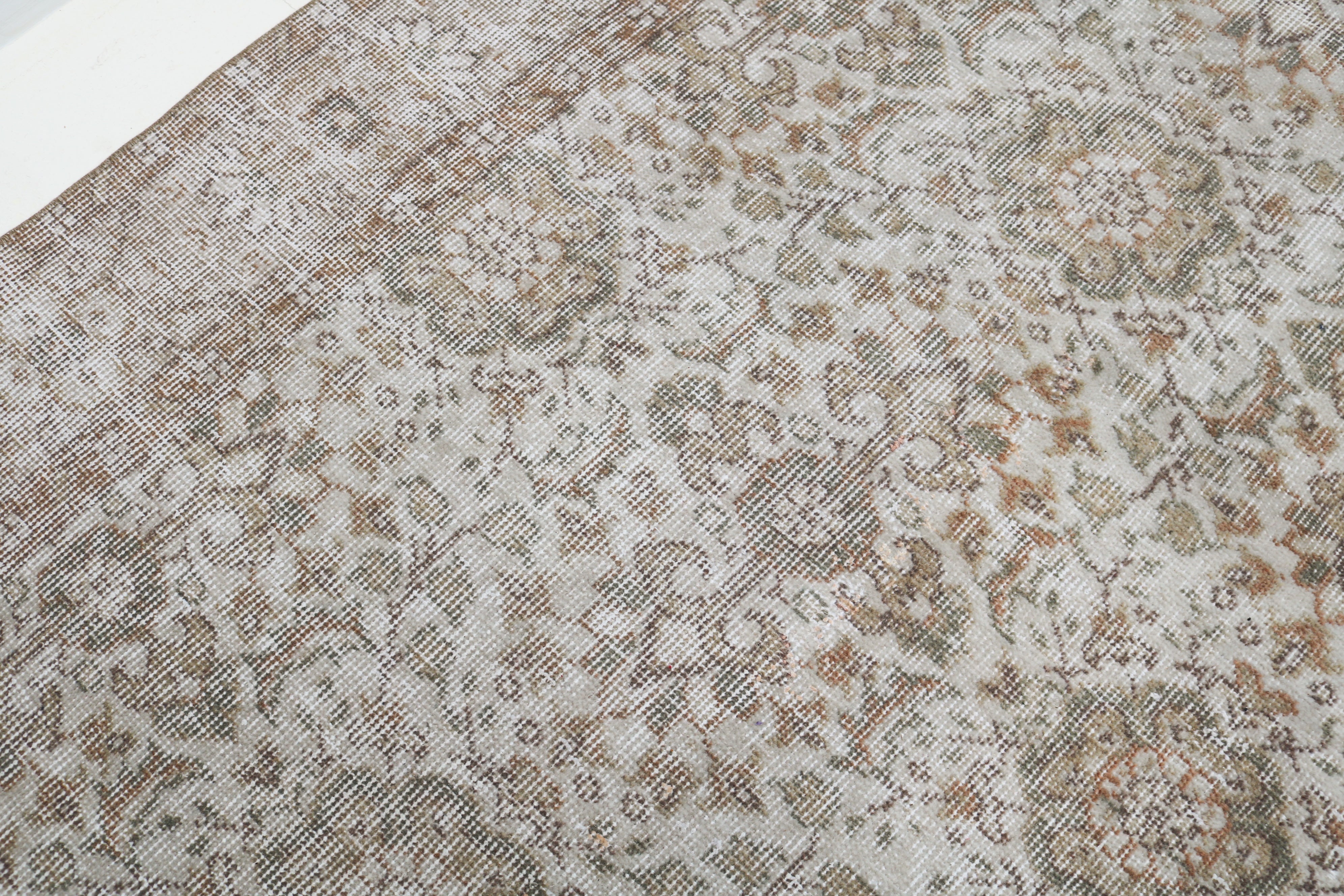 Vintage Turkish rug 288 × 165 cm, hand-knotted in wool with soft neutral colours and naturally worn patina