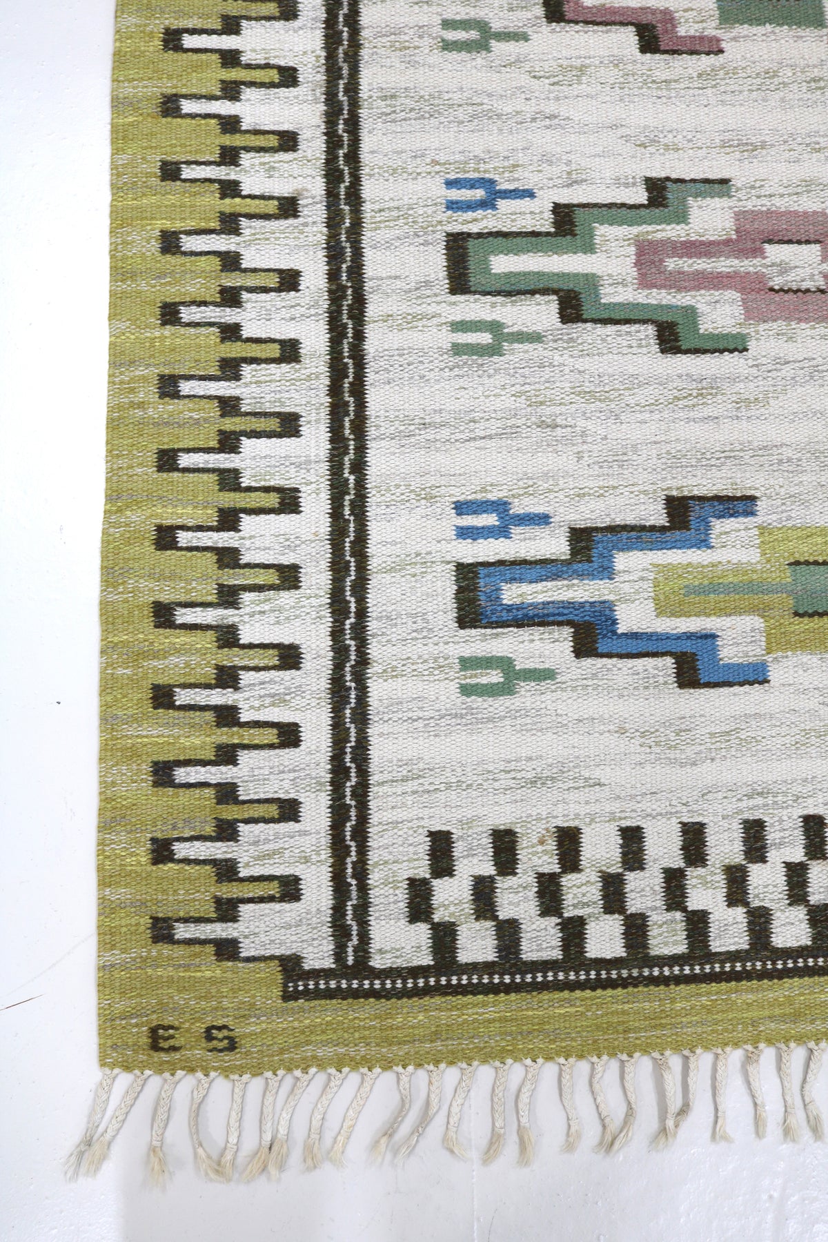 Vintage Swedish Kilim rug with ivory field, geometric motifs and olive green decorative border