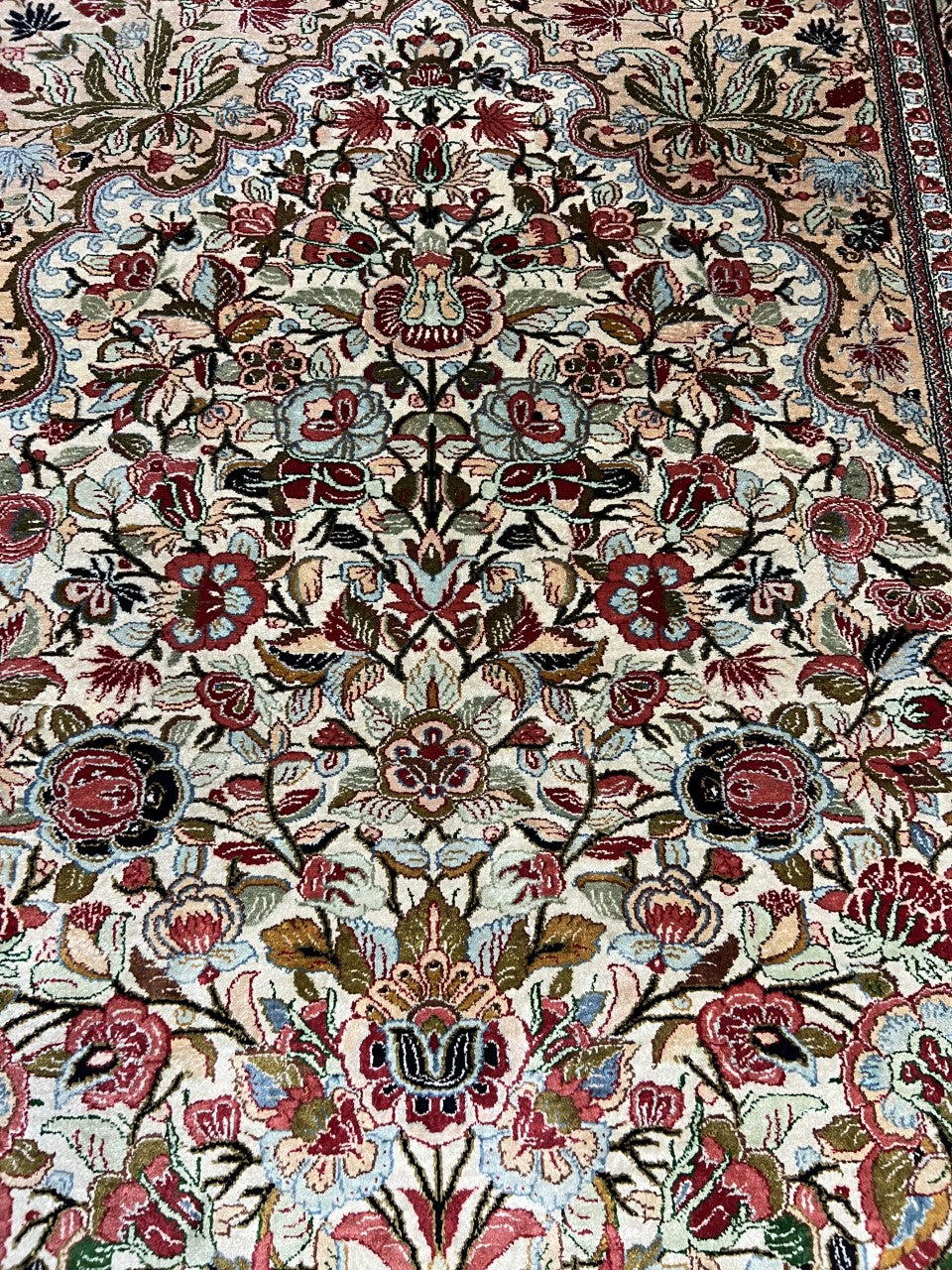 Amazing vintage decorative Qom silk rug - Hakiemie Rug Gallery